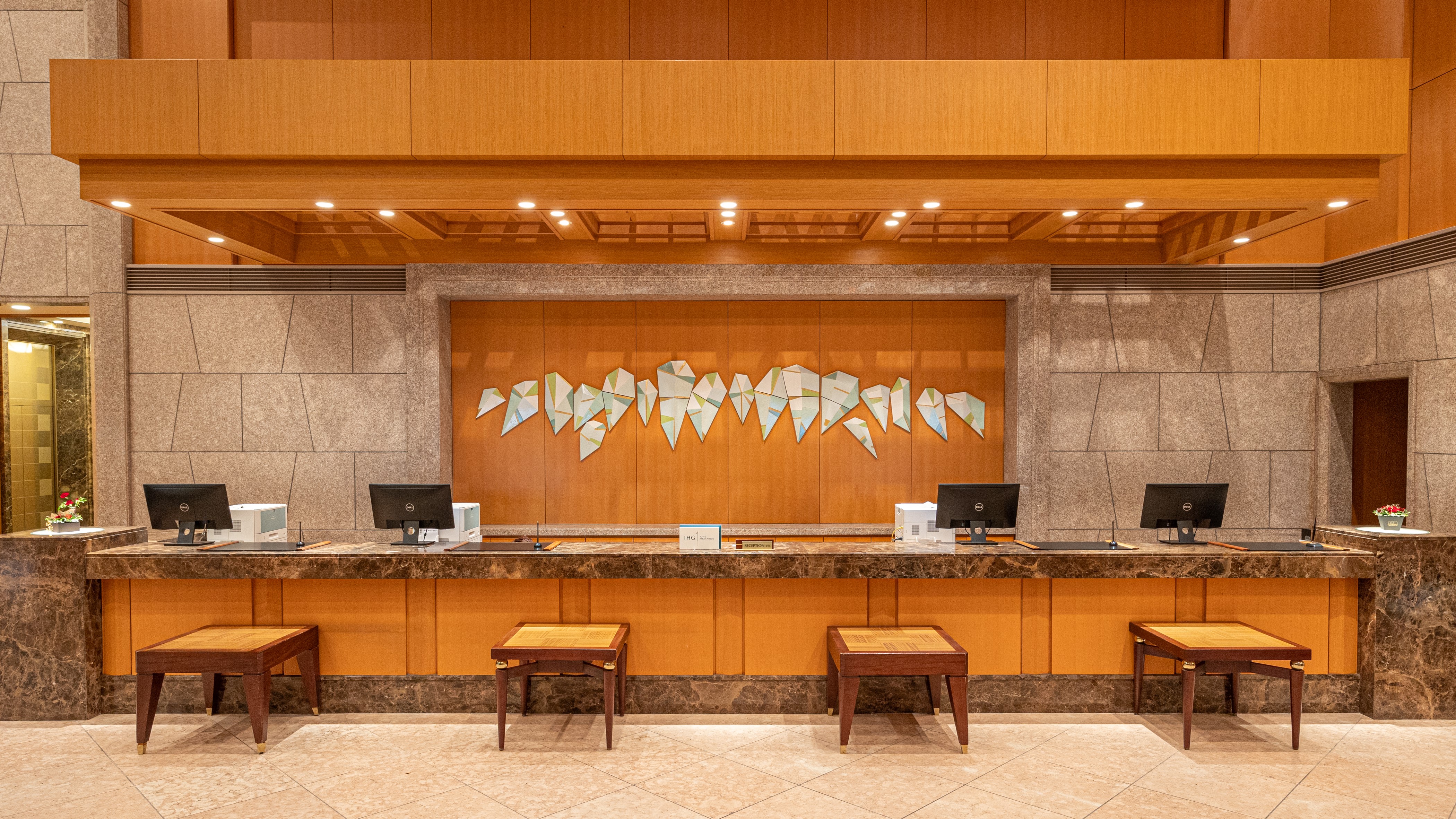 ゆったりとしたフロントカウンター