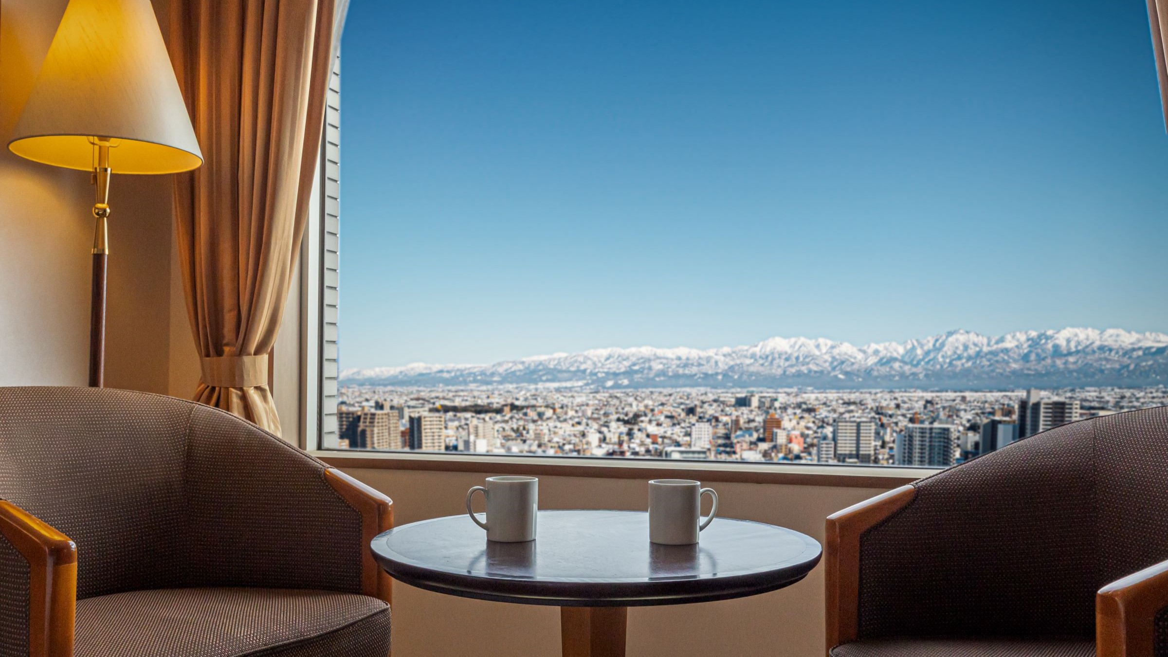 お部屋からは、立山連峰や富山市街地をお楽しみいただけます。（お部屋の位置により、景色は異なります）