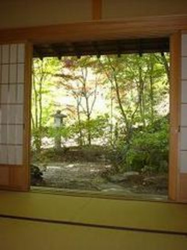 和室から眺める日本庭園・・・極みの家