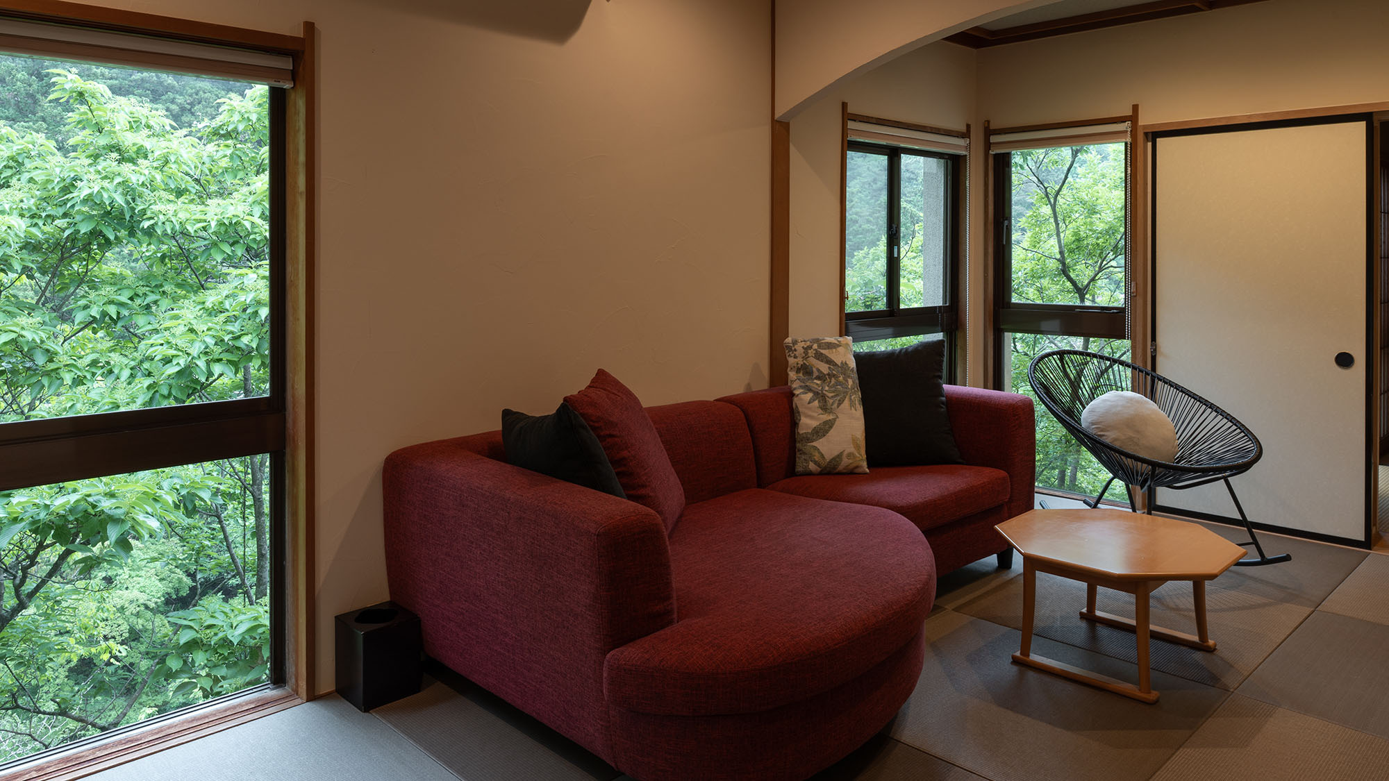 【河鹿の間】＜和室＋和モダン客室＞といった空間をお楽しみいただけるコネクティングタイプのお部屋。