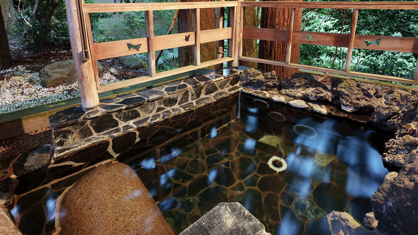 【デザイナーズスイート-岩船-お風呂（初夏）】自然を身近に感じるバスタイムで癒しのひとときを。