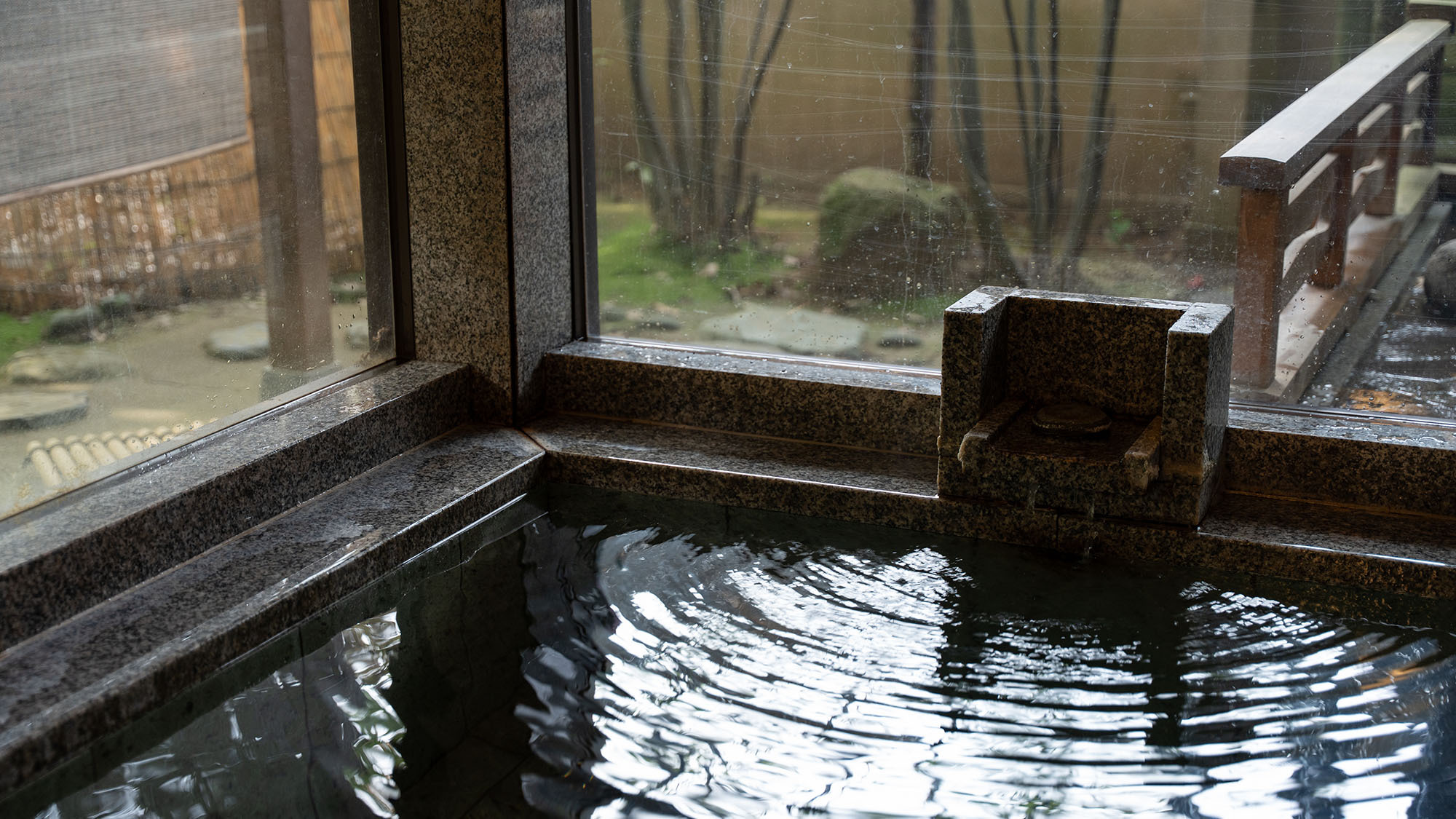 【聚楽第-露天風呂】開放的な空間で自然風に吹かれながら、気兼ねないパスタイムを。