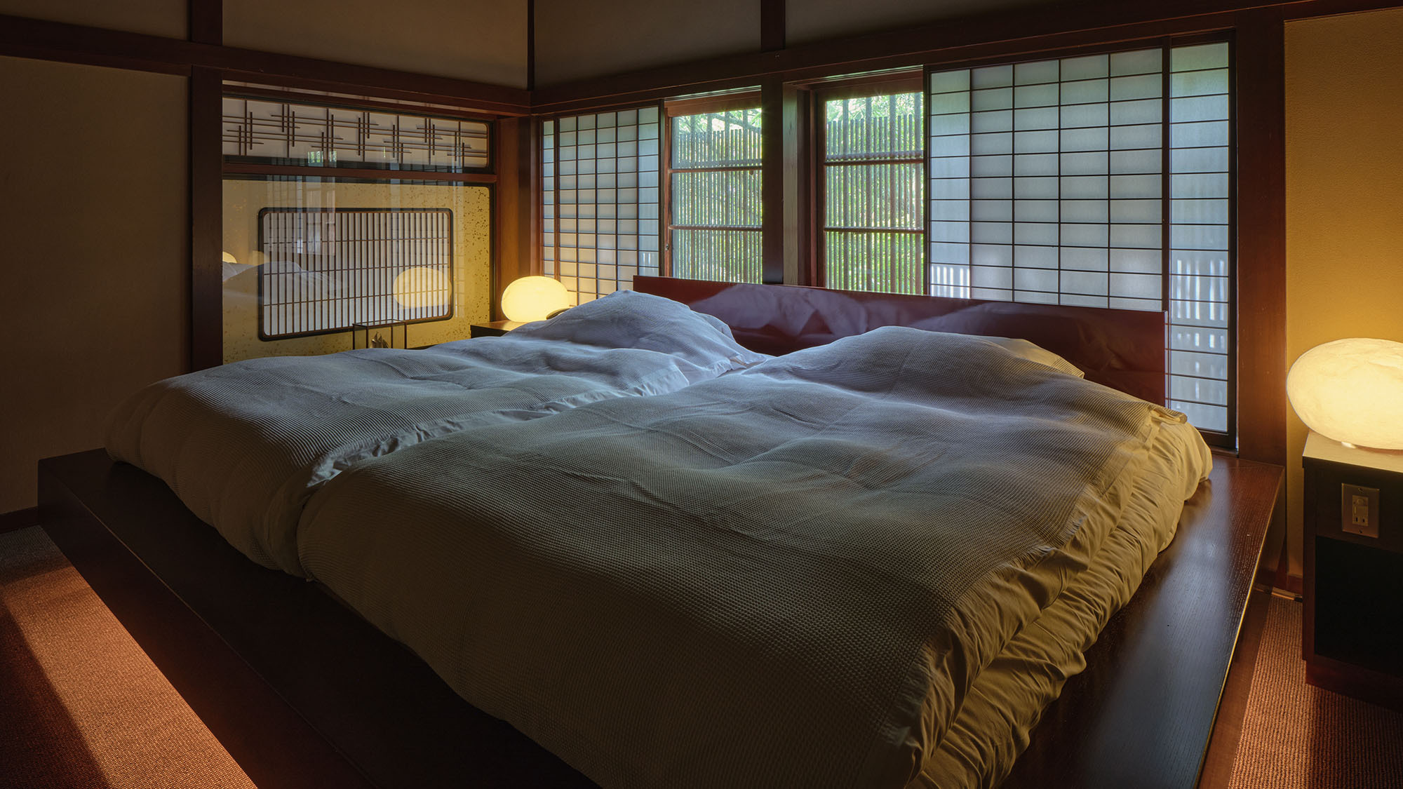 【聚楽第】広めのベッドでゆったりとおくつろぎください。