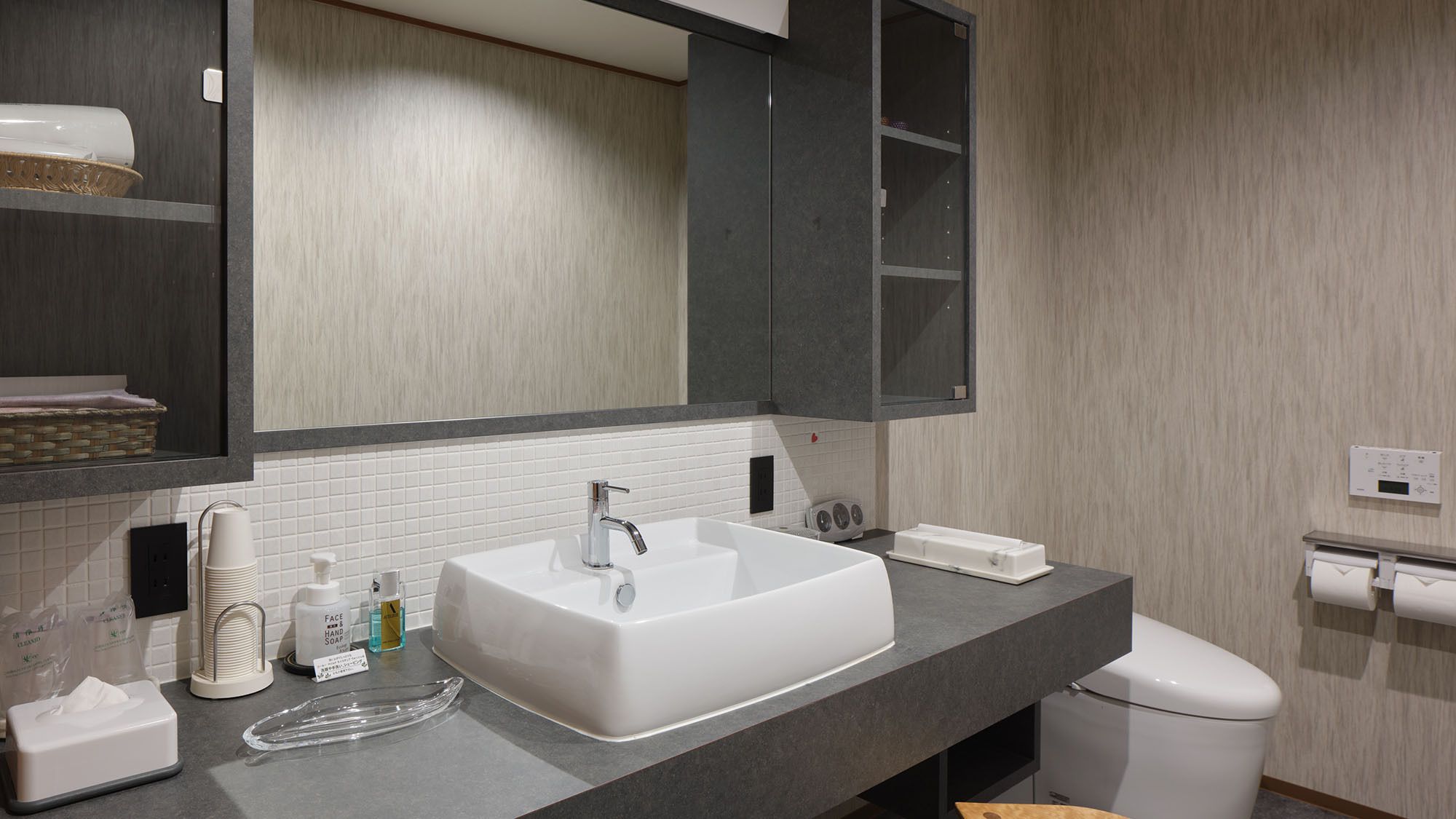 【デザイナーズスイート-岩船】身支度も快適！女性に嬉しい、広々としたパウダールームを完備。