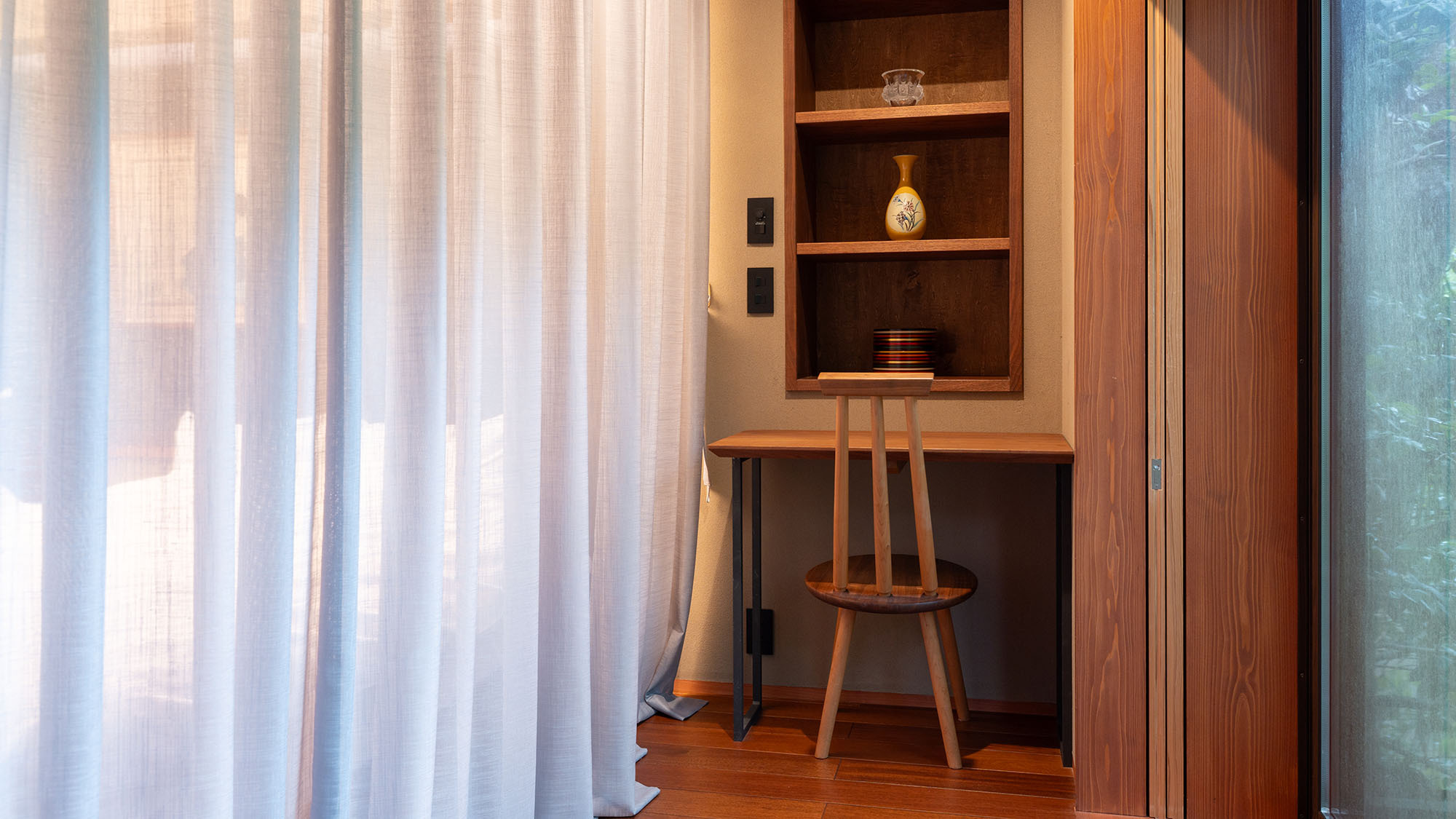 【デザイナーズスイート-岩船】細部まで内装やインテリアにこだわったラグジュアリーな空間。