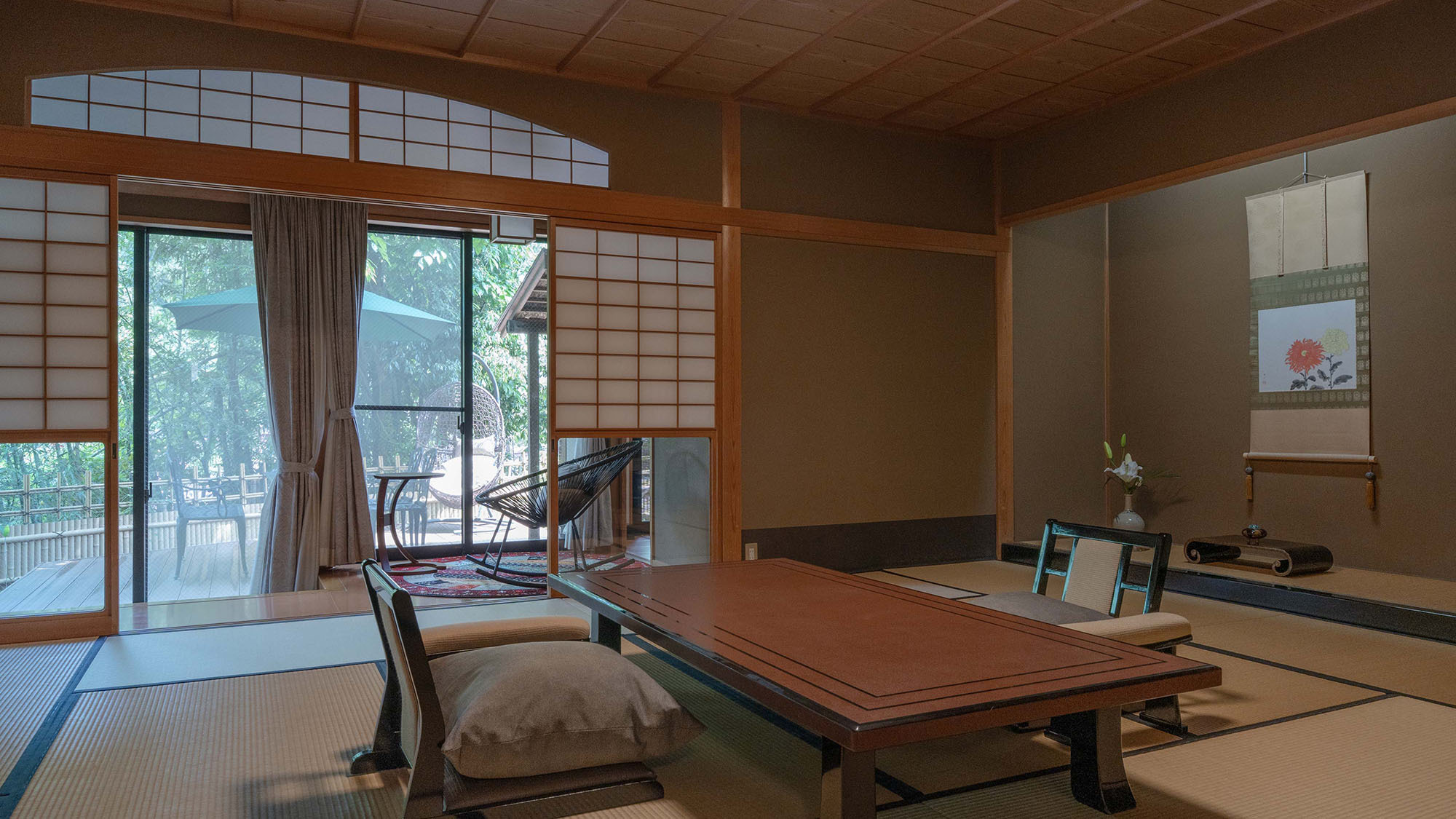 【露天風呂付き客室（こおろぎ）】露天風呂付和室にテラスも備えた、プライベート感あふれる空間でひと休み