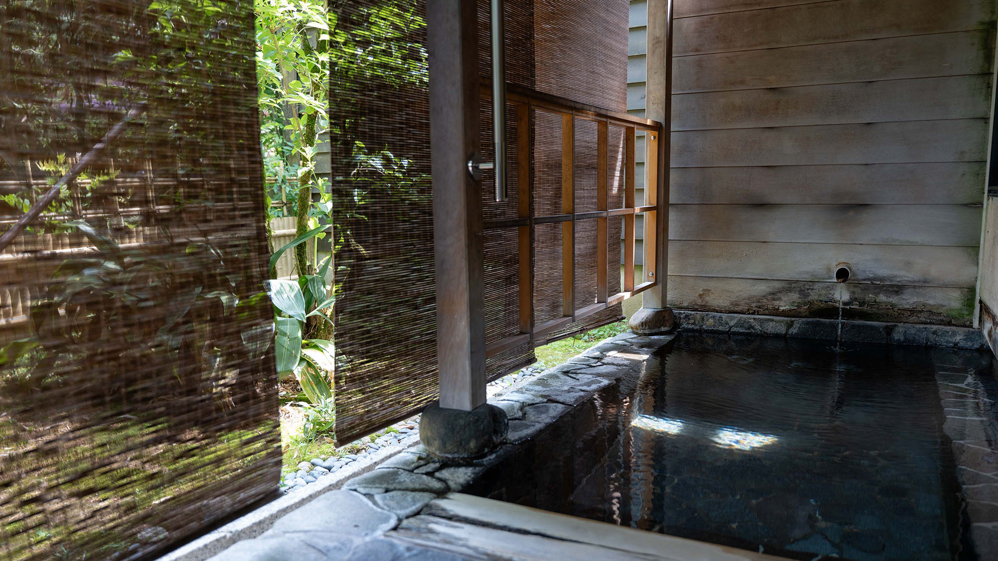 【露天風呂付き客室（こおろぎ）初夏】自然が奏でる音に耳を傾けながら、温泉でゆったりと寛げます。