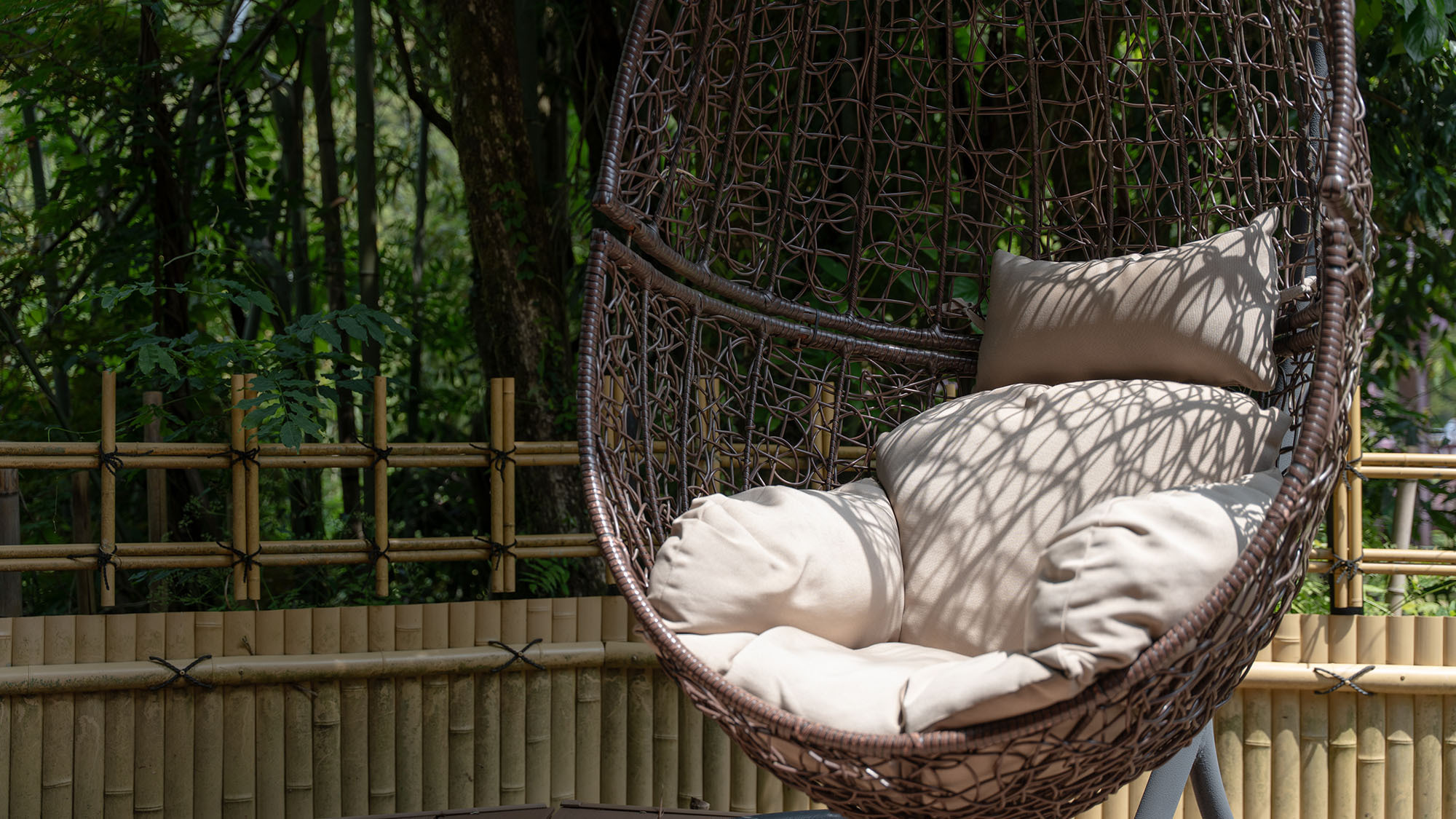 【露天風呂付き客室（こおろぎ）】露天風呂付和室にテラスも備えた、プライベート感あふれる空間でひと休み