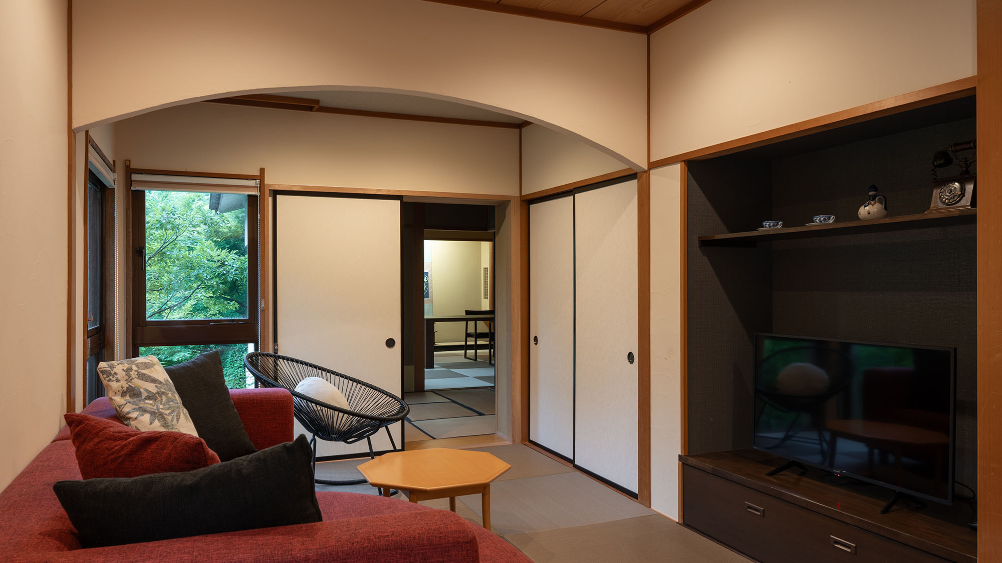 【河鹿の間】＜和室＋和モダン客室＞といった空間をお楽しみいただけるコネクティングタイプのお部屋。