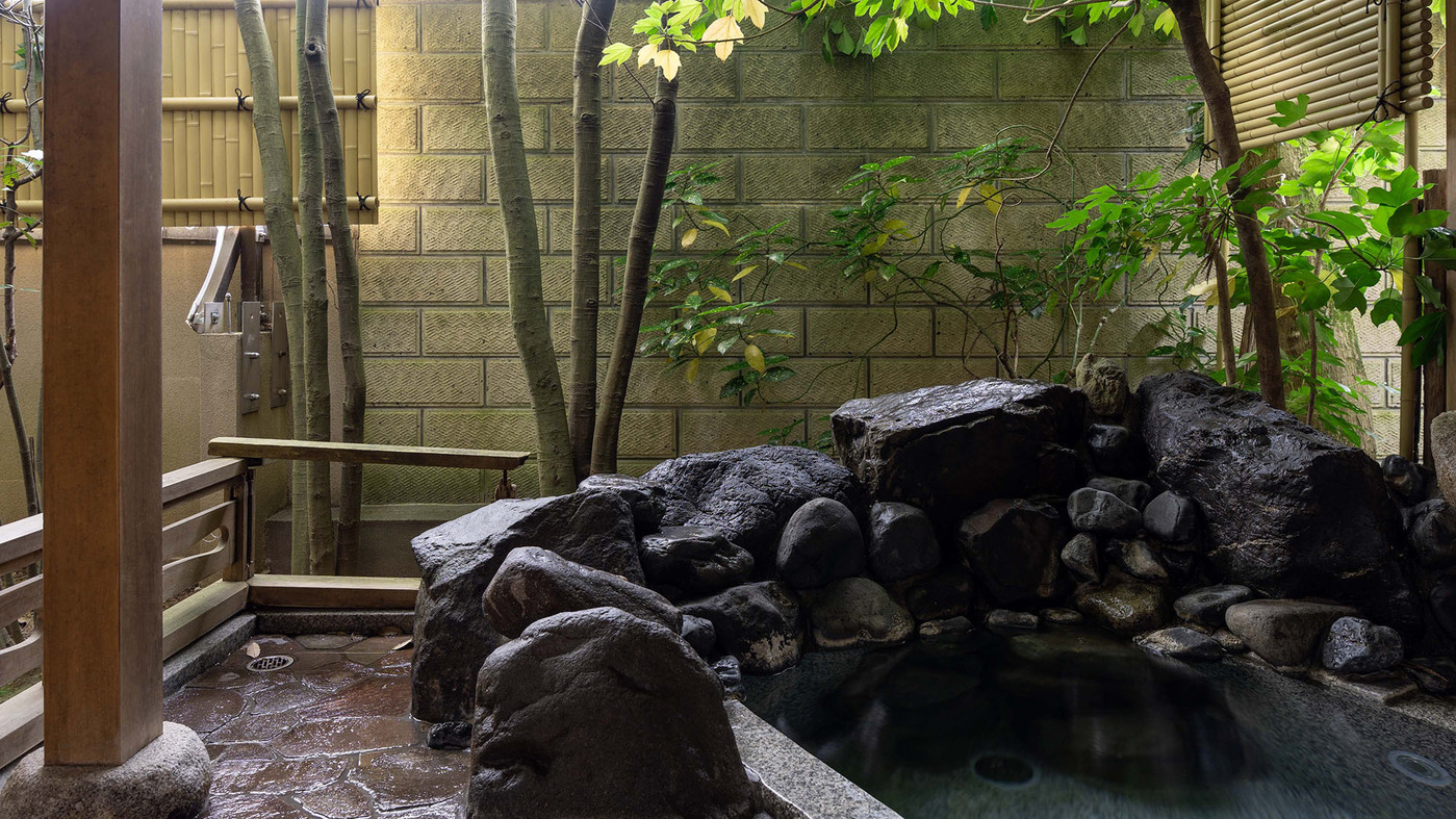 【聚楽第-露天風呂】開放的な空間で自然風に吹かれながら、気兼ねないパスタイムを。