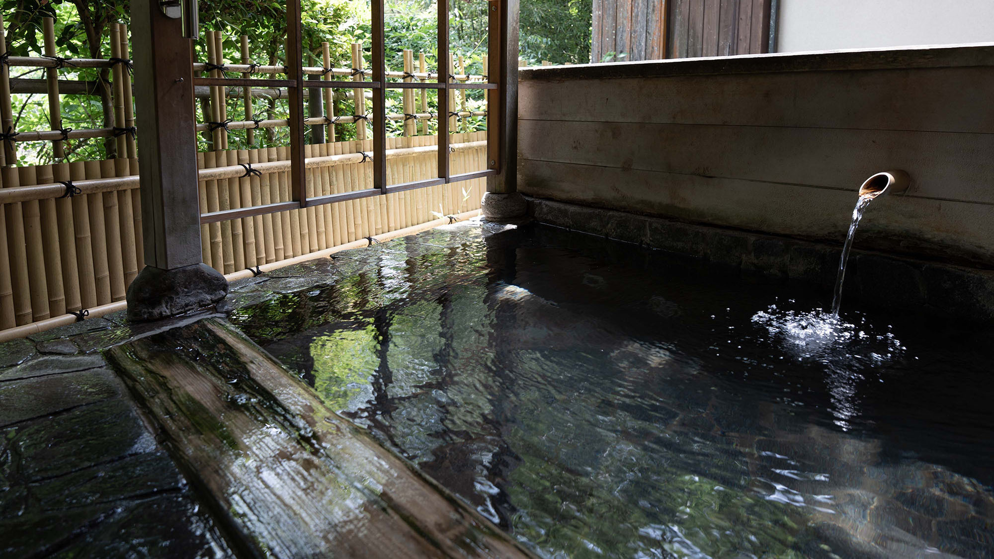 【露天風呂付き客室（こおろぎ）初夏】自然が奏でる音に耳を傾けながら、温泉でゆったりと寛げます。