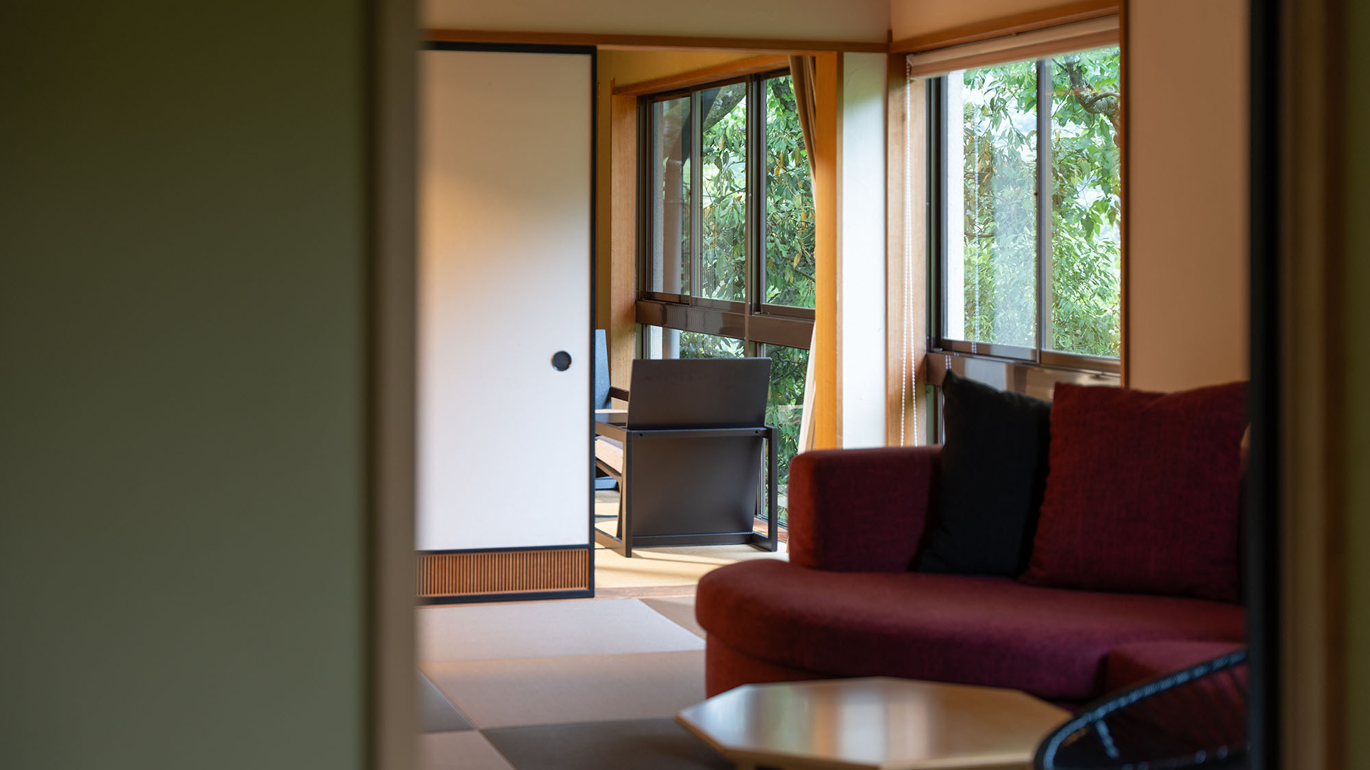 【河鹿の間】＜和室＋和モダン客室＞といった空間をお楽しみいただけるコネクティングタイプのお部屋。