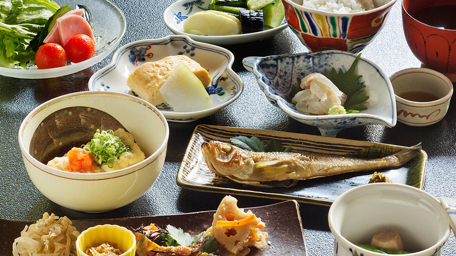 【一泊朝食】＜21時迄チェックインOK＞山中の名湯で上質ステイ♪こだわりの「和朝食」で美味しい目覚め