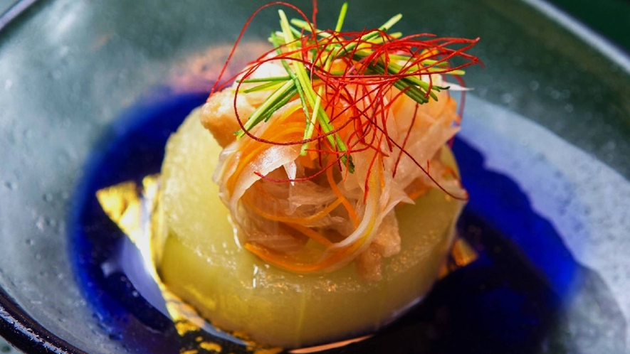 【冷やし鉢】加賀野菜を代表する一つ『加賀太胡瓜』です。出汁が染み込んでいて絶品の夏料理えす