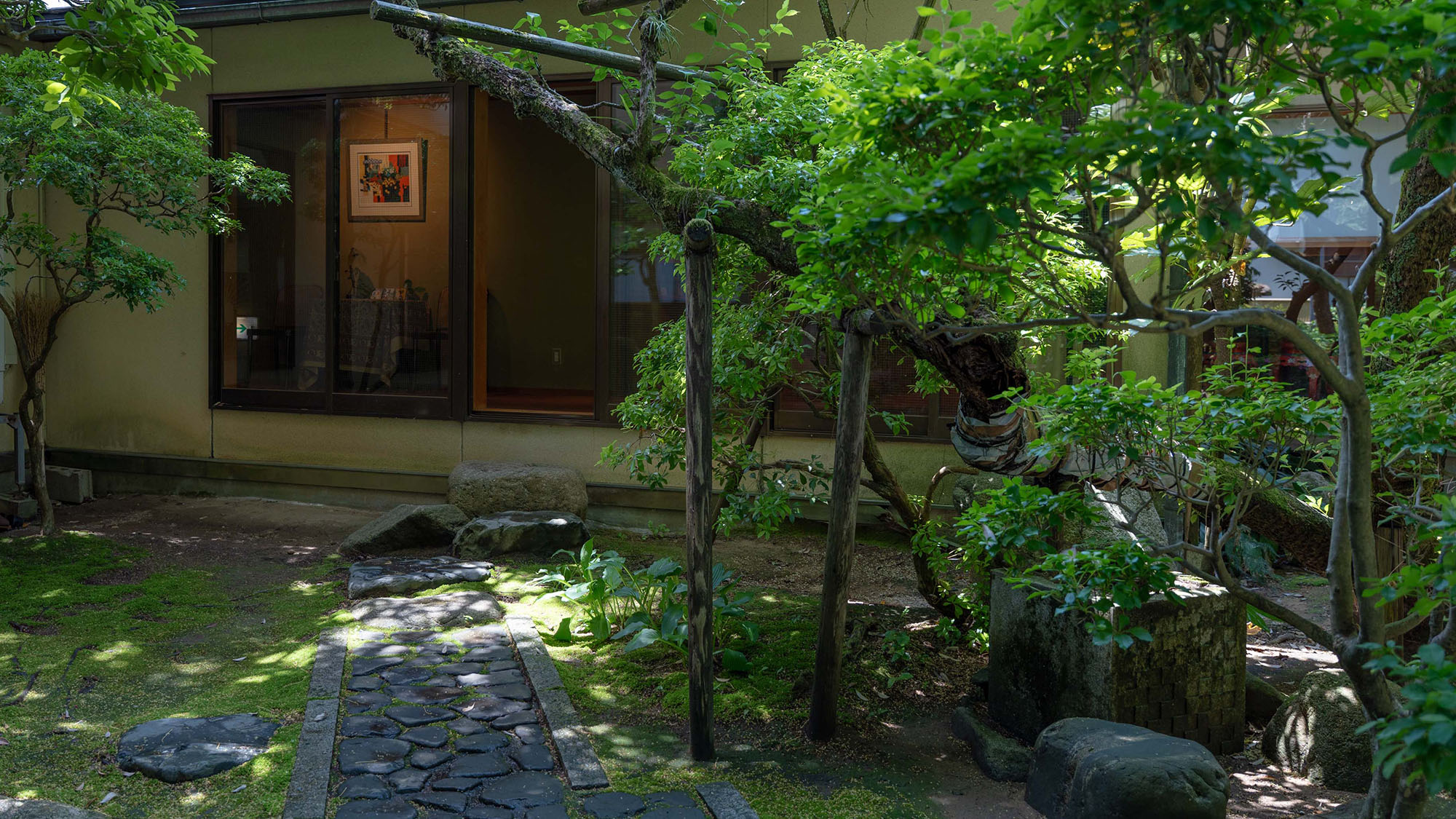 【庭園】四季折々に移り変わる自然美を身近に感じながらゆったりと時が流れる滞在をお楽しみ下さい