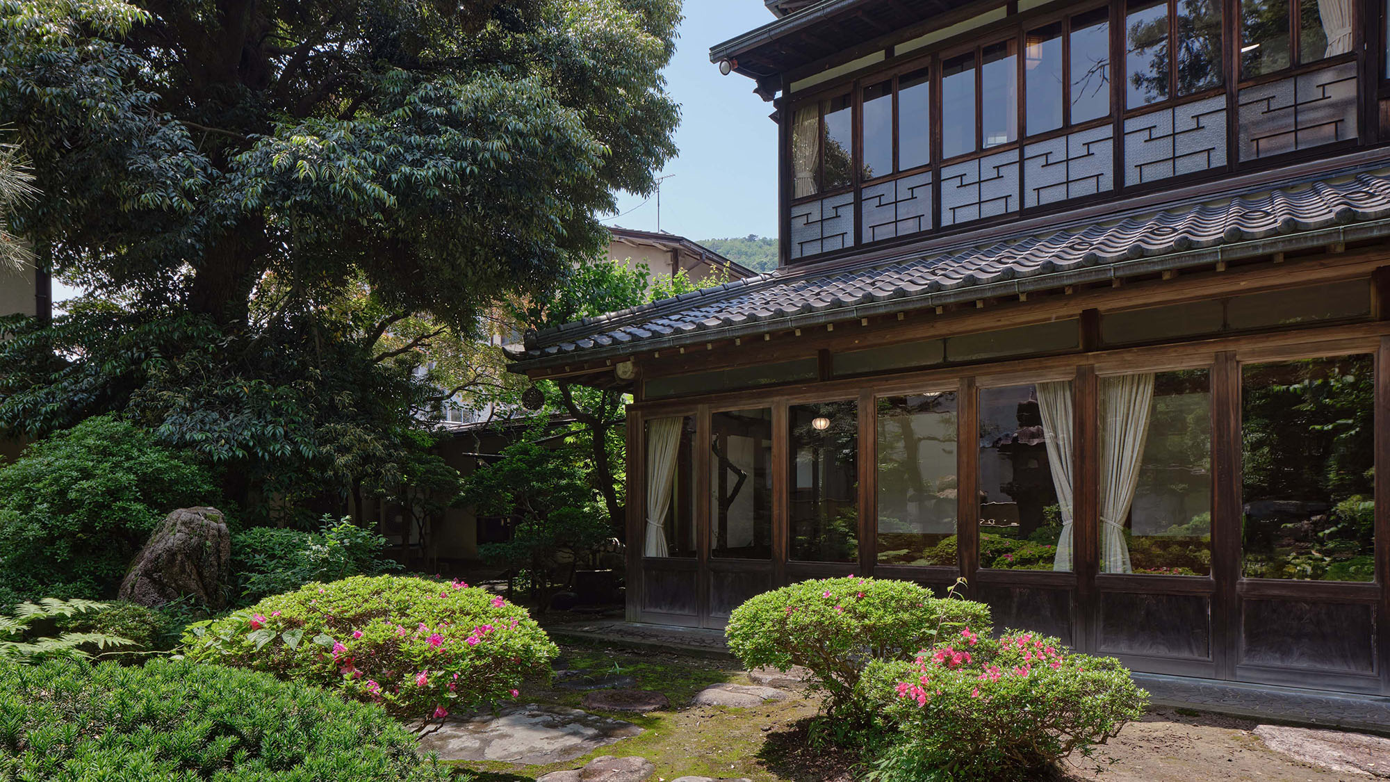 【庭園】四季折々に移り変わる自然美を身近に感じながらゆったりと時が流れる滞在をお楽しみ下さい