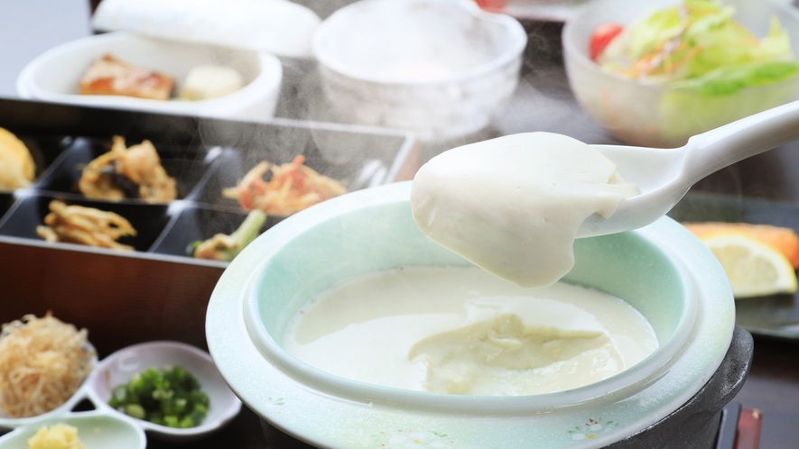 朝食の一品「こだわりのお豆腐」“濃厚でコクのある国産豆乳”お客様の時間に合わせて火を入れます♪