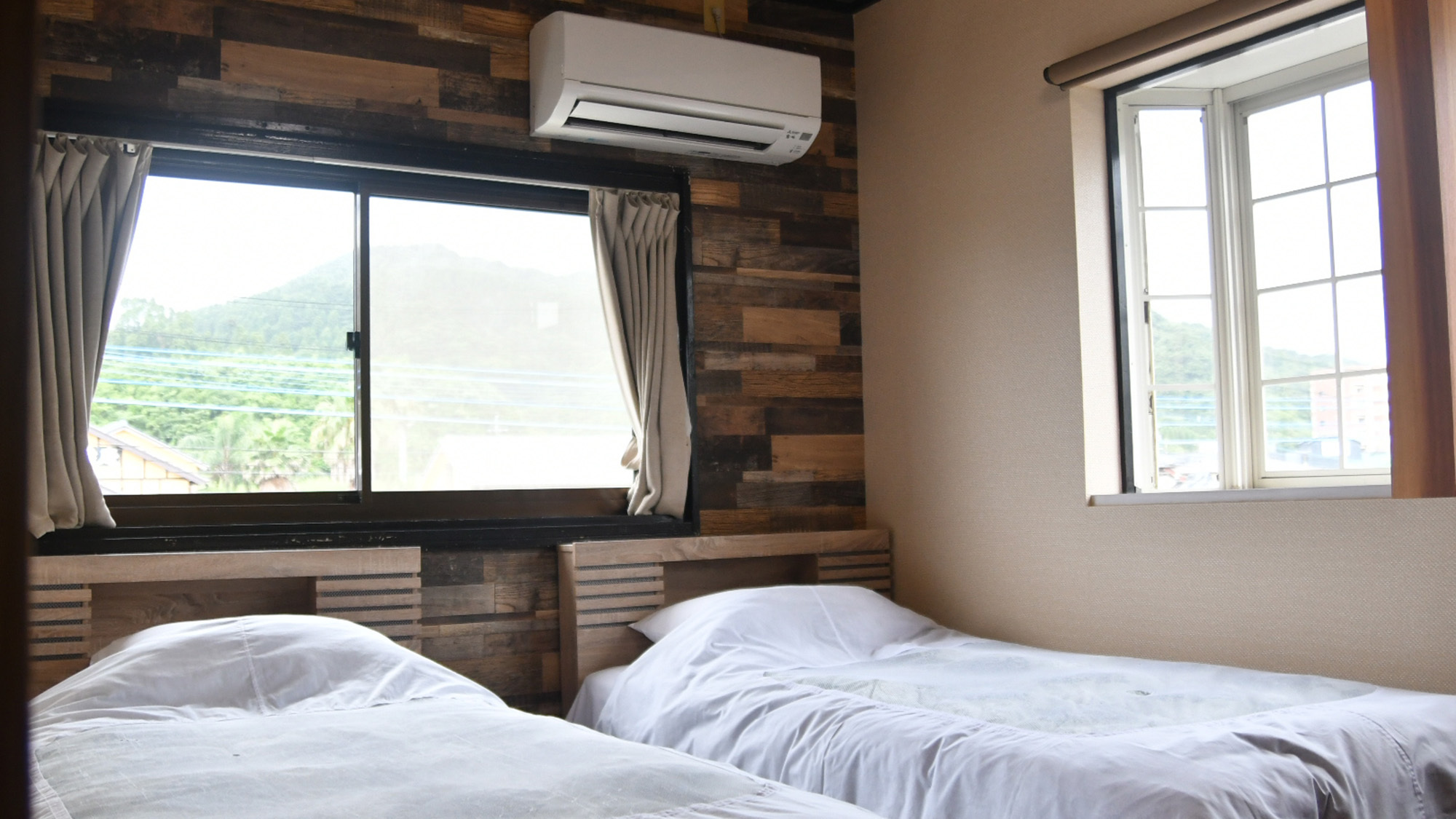 ・【洋室ツイン】角部屋2面採光の明るい洋室