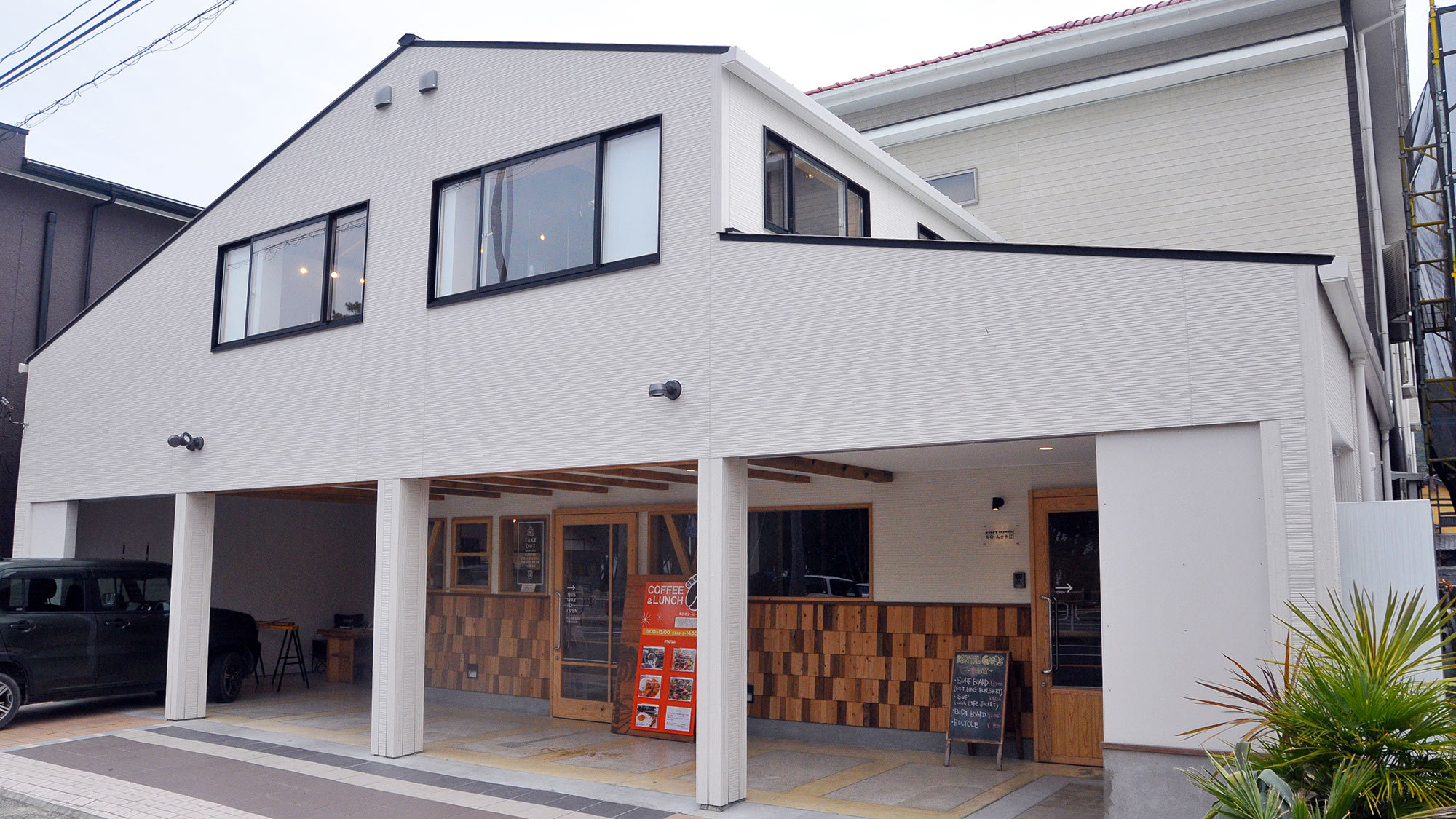 ・【外観】サーフィンのあとは併設のカフェでご飯と珈琲。心身ともに満たされるひと時をお過ごしください