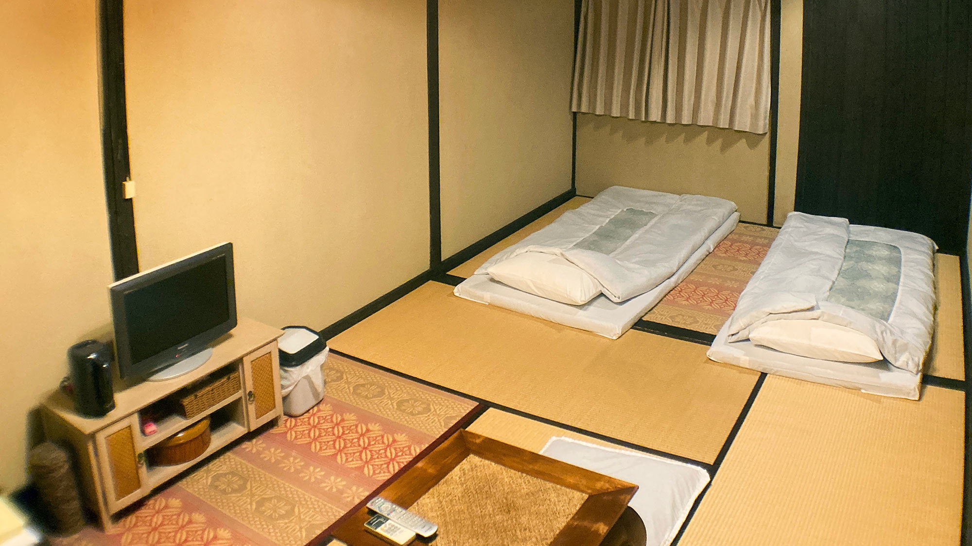 ・【和室9畳】布団は4組までご利用いただけます。ご友人との語らいにぴったりな、穏やかな時間が流れます