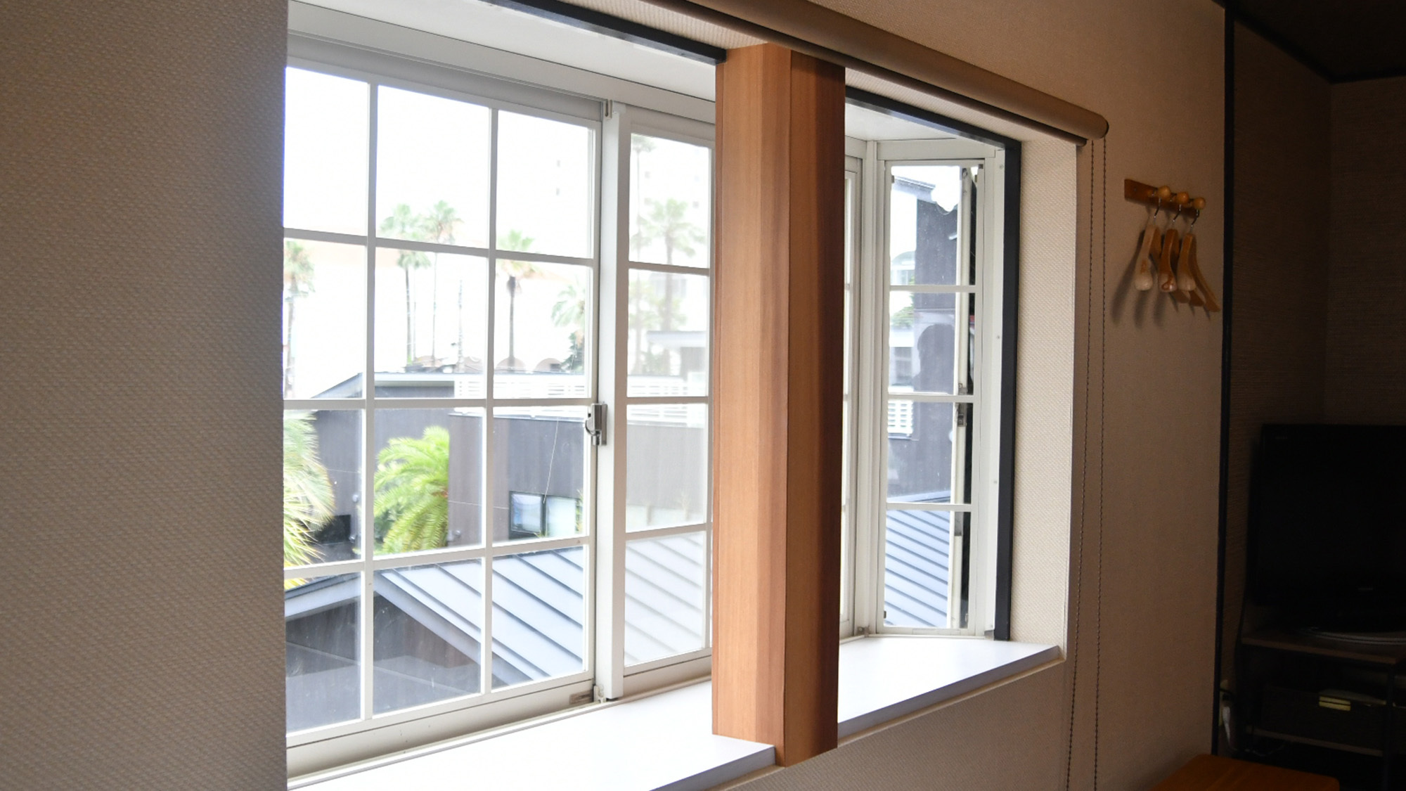 ・【洋室ツイン】ベット横の出窓に小物など広げ、荷物の整理にもお使いいただけます