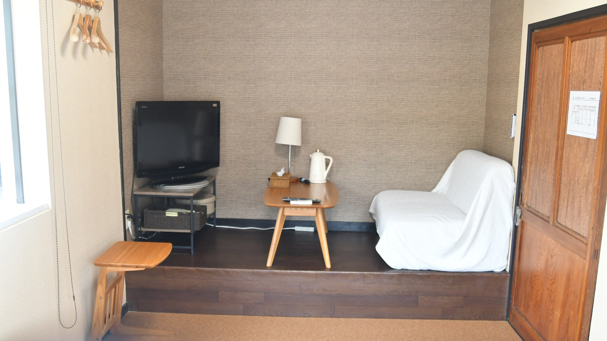 ・【洋室ツイン】ベット足元側にはテレビと、お茶することができるソファーとテーブルをご用意