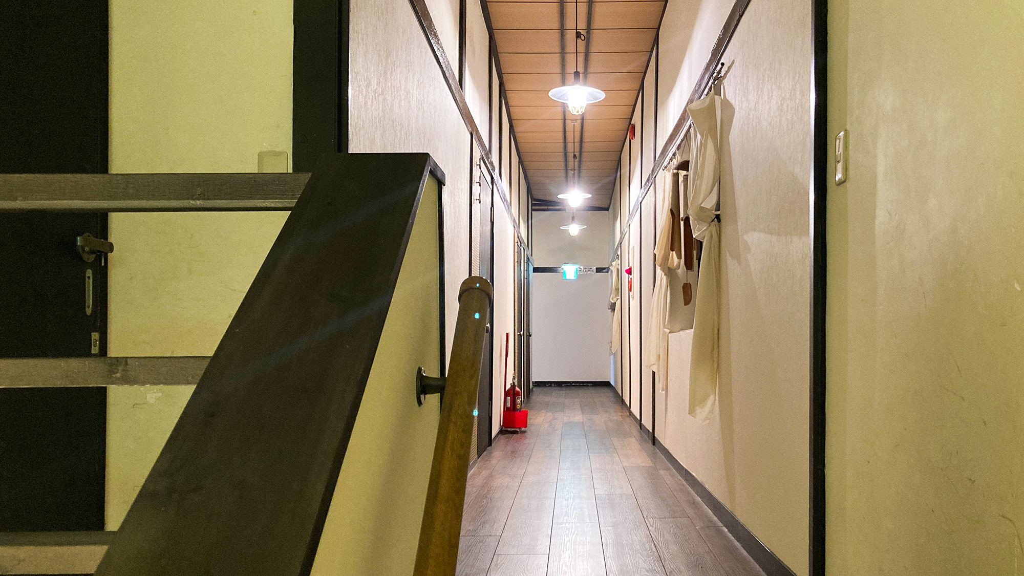 ・【館内】ほっとするような温かみのある空気感が漂う、波乗りの後にリラックスしていただける民宿です