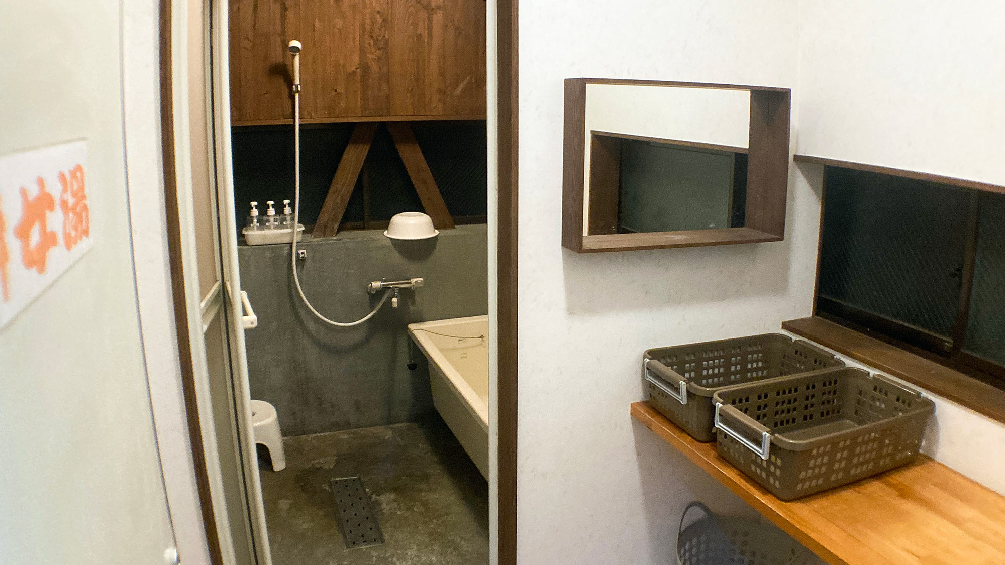 ・【女性用浴室】小浴場を完備しております。共用ながらゆとりある広さで快適にご入浴いただけます