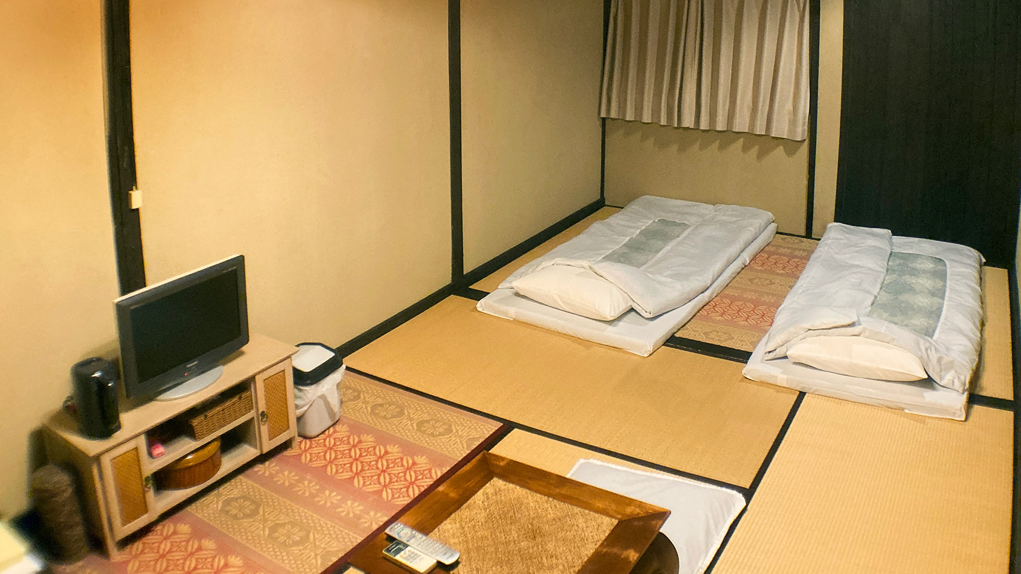 ・【和室9畳】布団は4組までご利用いただけます。ご友人との語らいにぴったりな、穏やかな時間が流れます