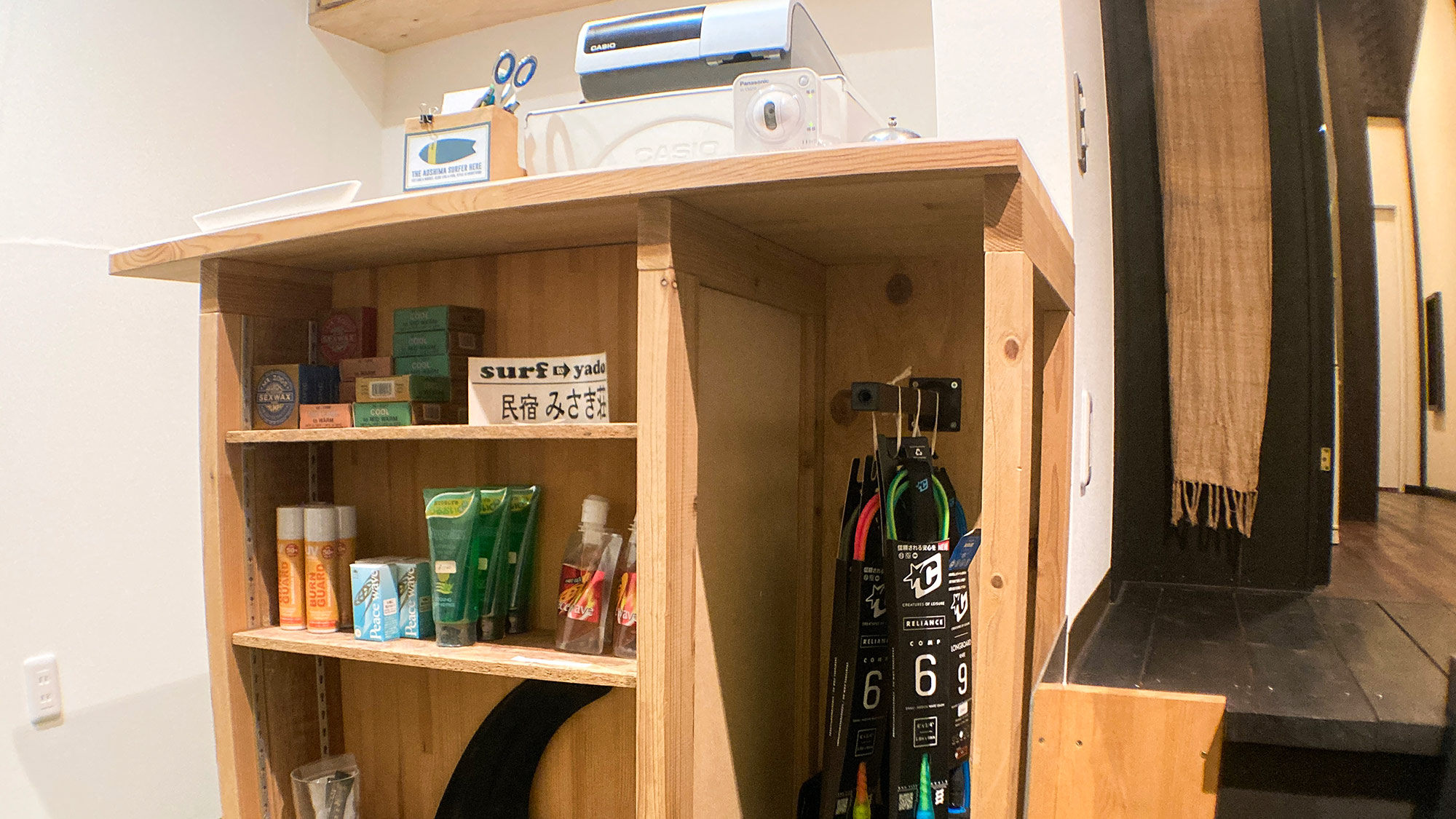 ・【フロント】リーシュコードや日焼け止めなど、サーファーに嬉しい様々な備品を販売しております