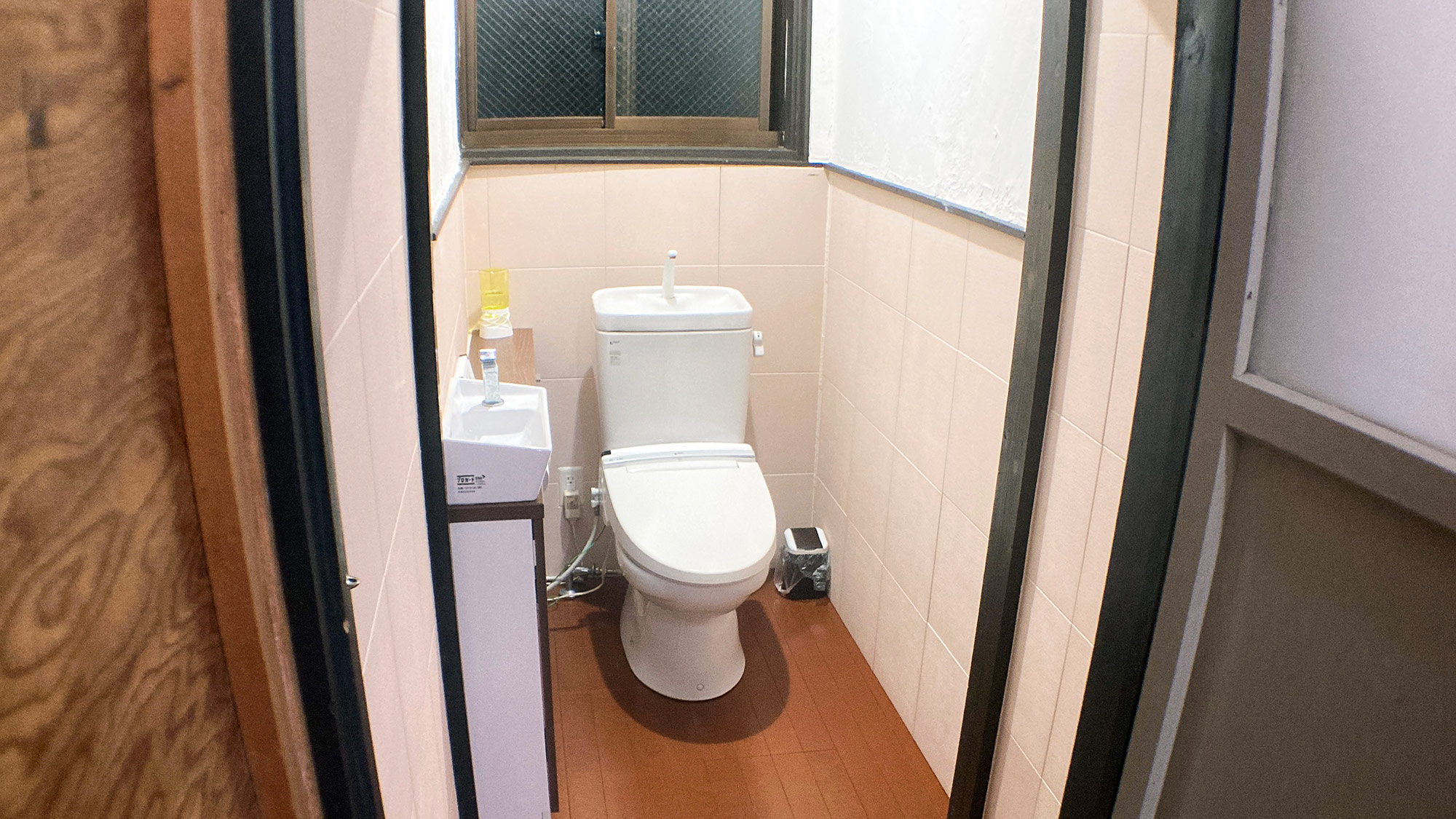 ・【トイレ】手洗い場と温水洗浄機能を備えた、使い勝手のよいトイレです