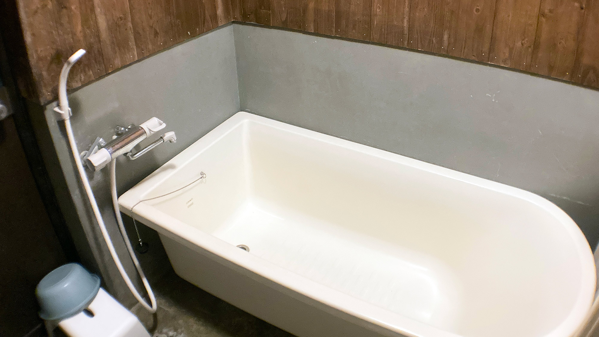 ・【男性用浴室】バスタブを備えております。じっくりお温まりいただき一日の疲れを洗い流してください