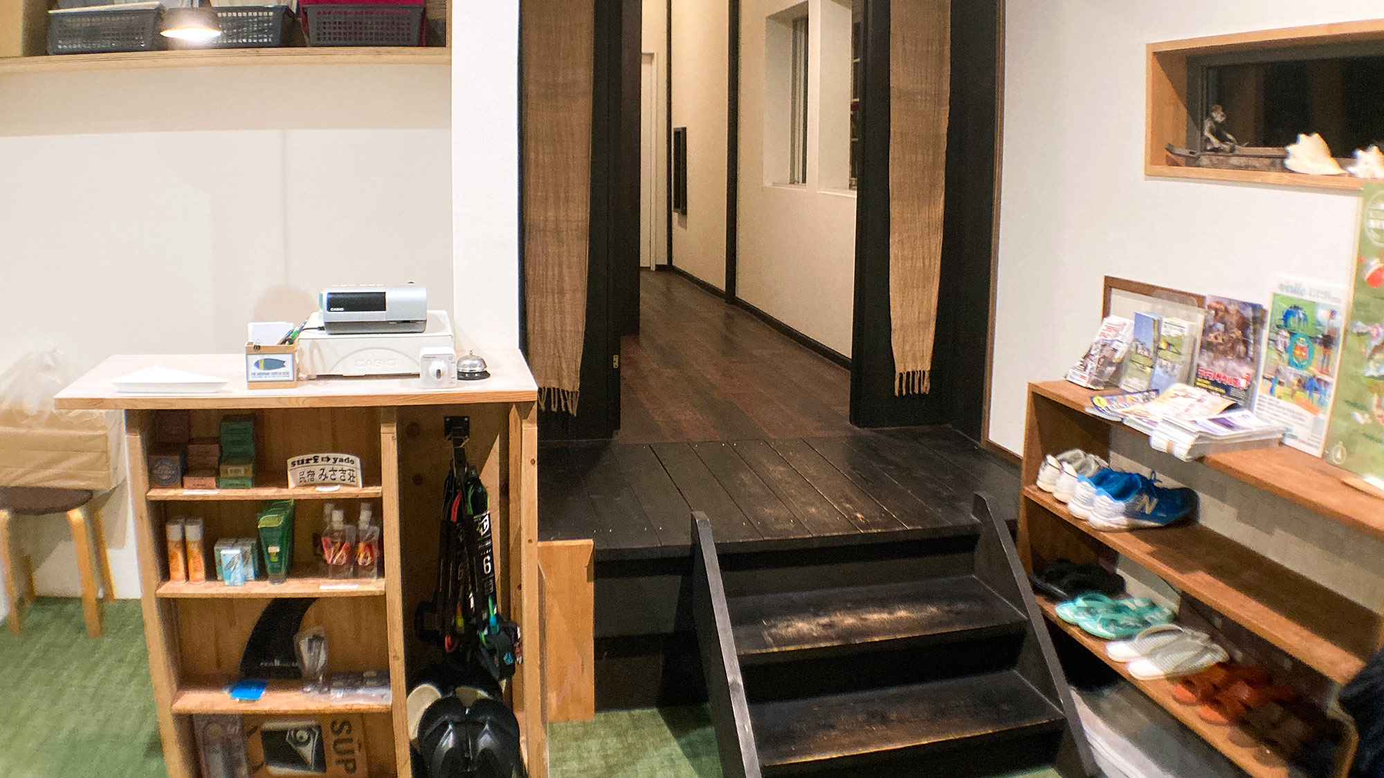 ・【フロント】どこか温かみのある空間がお客様を迎えます。ビーチで遊んだあとは当宿でお寛ぎください