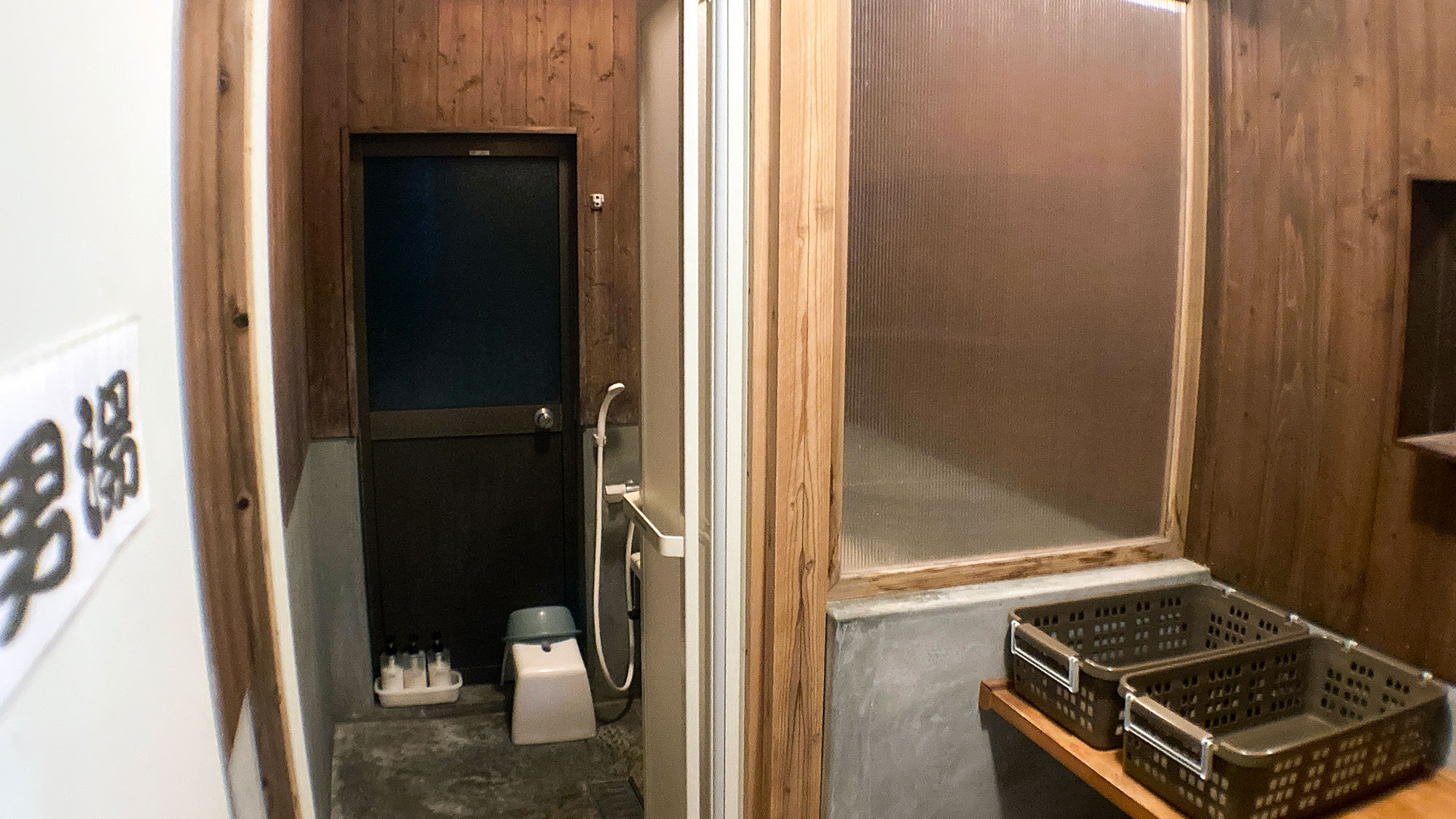 ・【男性用浴室】1階に小浴場がございます。一日中遊び疲れた体もしっかり温めてお癒しください