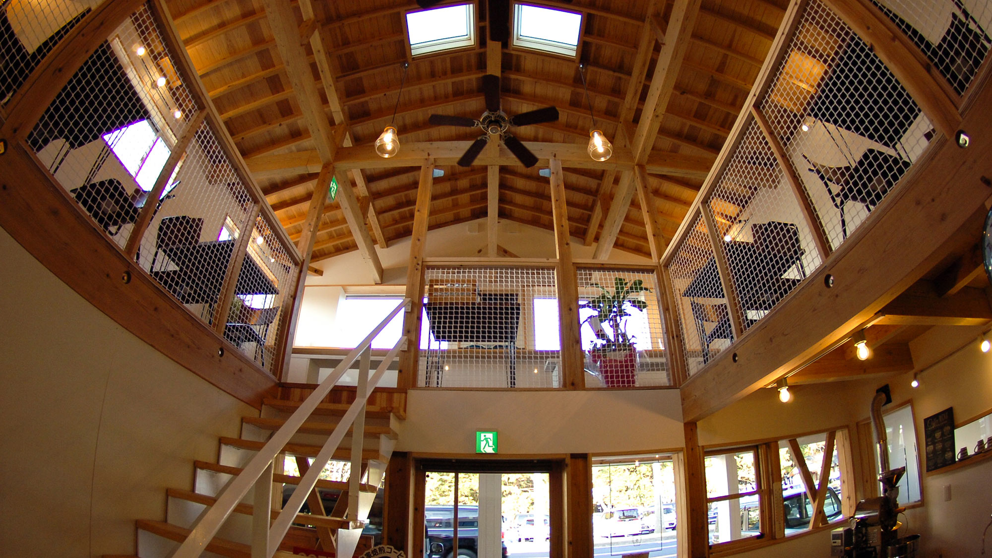 ・【カフェ】宮崎の郷土料理や自家焙煎珈琲を提供するカフェを併設しています。お腹いっぱいご堪能ください