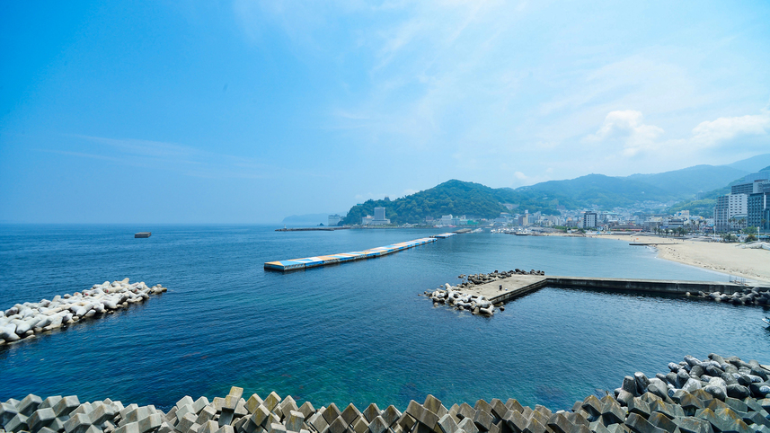 当館はビーチすぐ！熱海湾が一望できる絶景が当館の魅力。