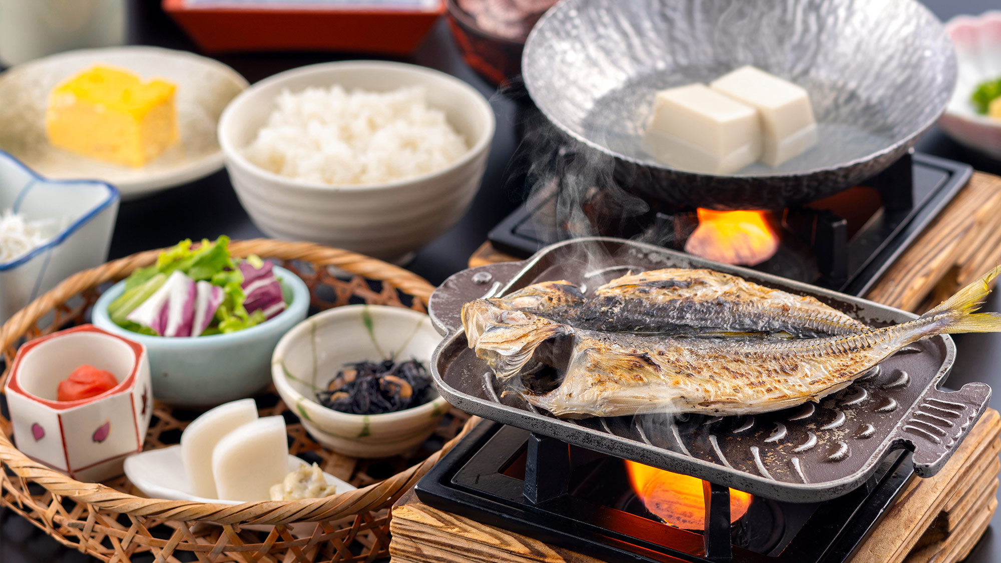 【ご朝食】干物の他に小鉢に湯豆腐など　海を見ながらゆっくりご朝食をお愉しみください