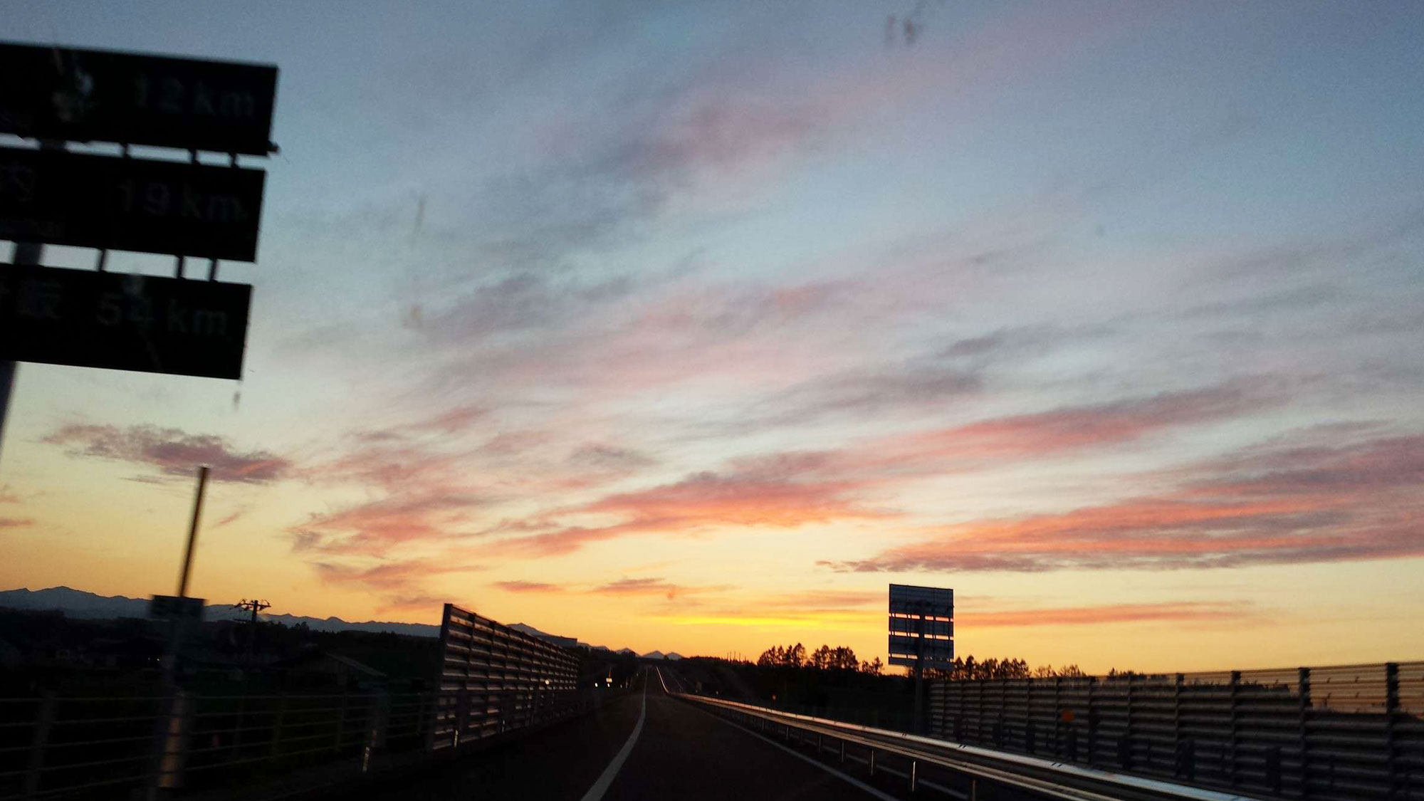 帯広・広尾自動車道から見た夕景です。忠類ICから帯広方面へ向かうと見れます♪