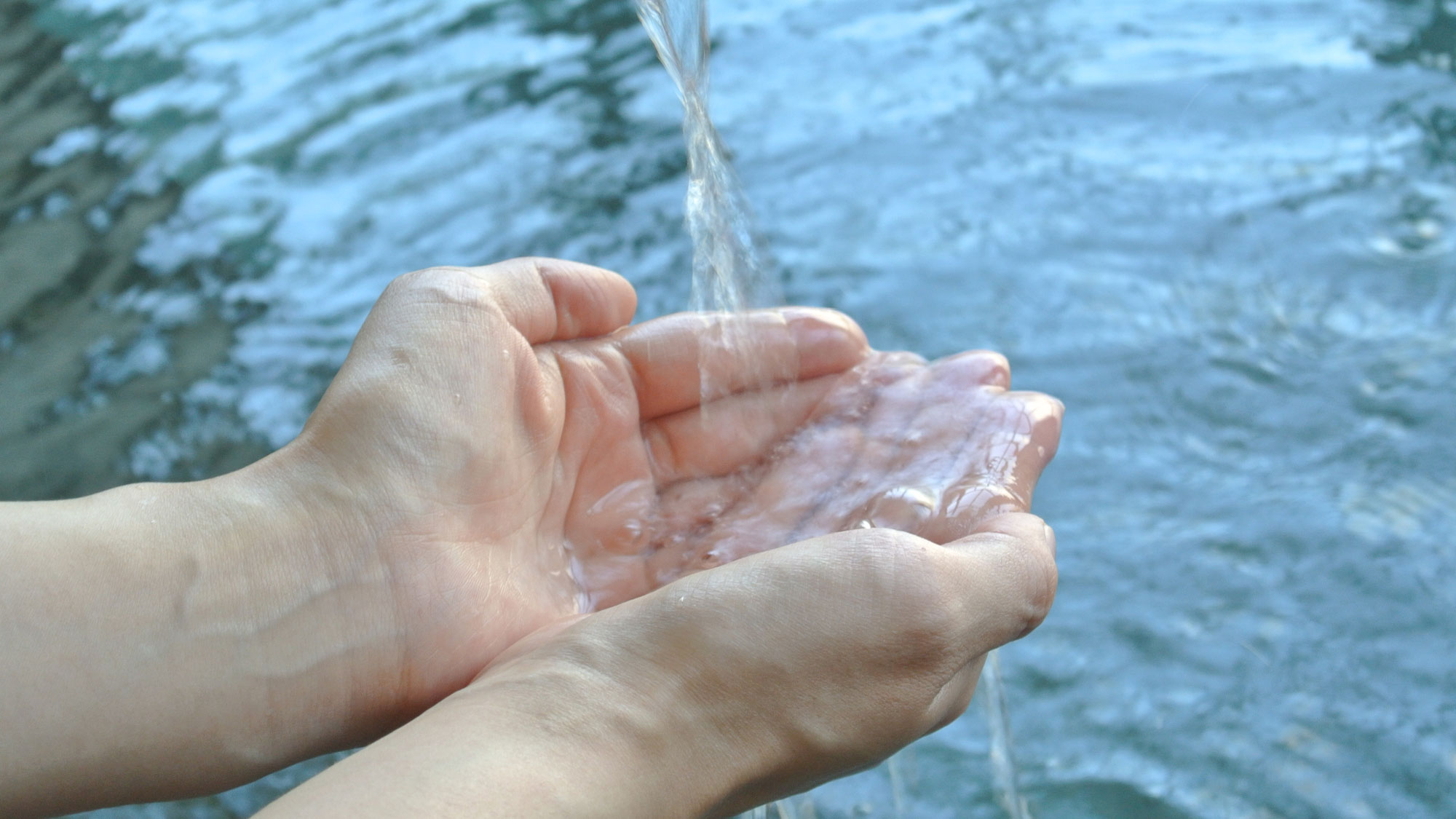 刺激が少なく、ナトリウムイオン・炭酸・水素イオンを多く含む無色透明のお湯は、疲れとお肌に◎