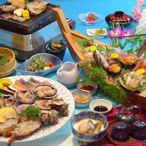 海鮮特別プランの夕食です♪磯焼きに豪華舟盛付きで大満足！（一例）