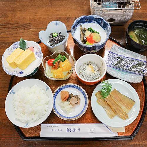 *【朝食一例】主人・女将が自ら採るひじきや珍しいタチウオのみりん干し等健康的なおかずが並ぶ和朝食♪