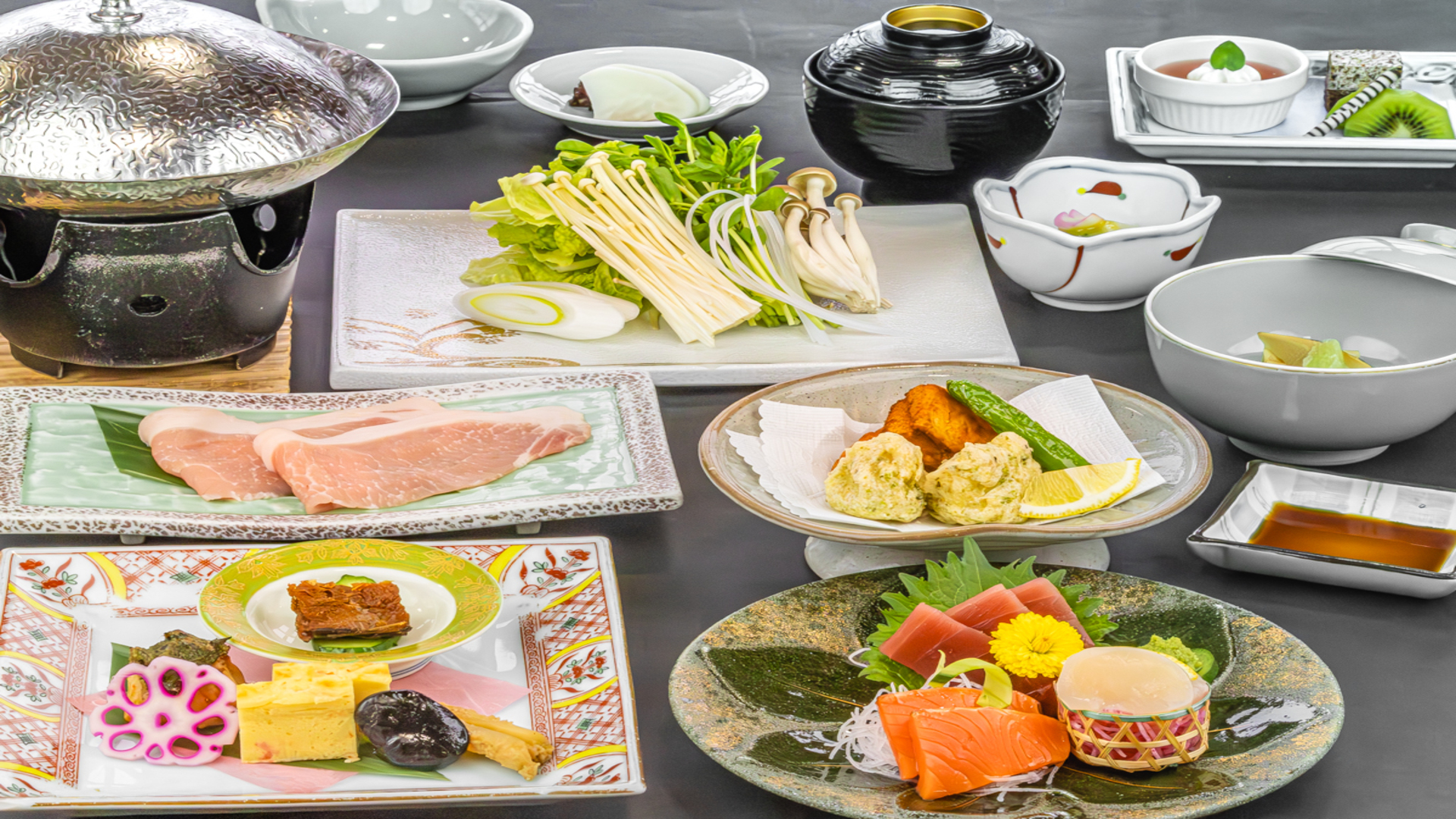 季節ごとに表情を変える食材を、丁寧に、そして贅沢に。 旅のひとときをより豊かに彩る会席として、ぜひお楽しみいただきたい内容に仕上げております。