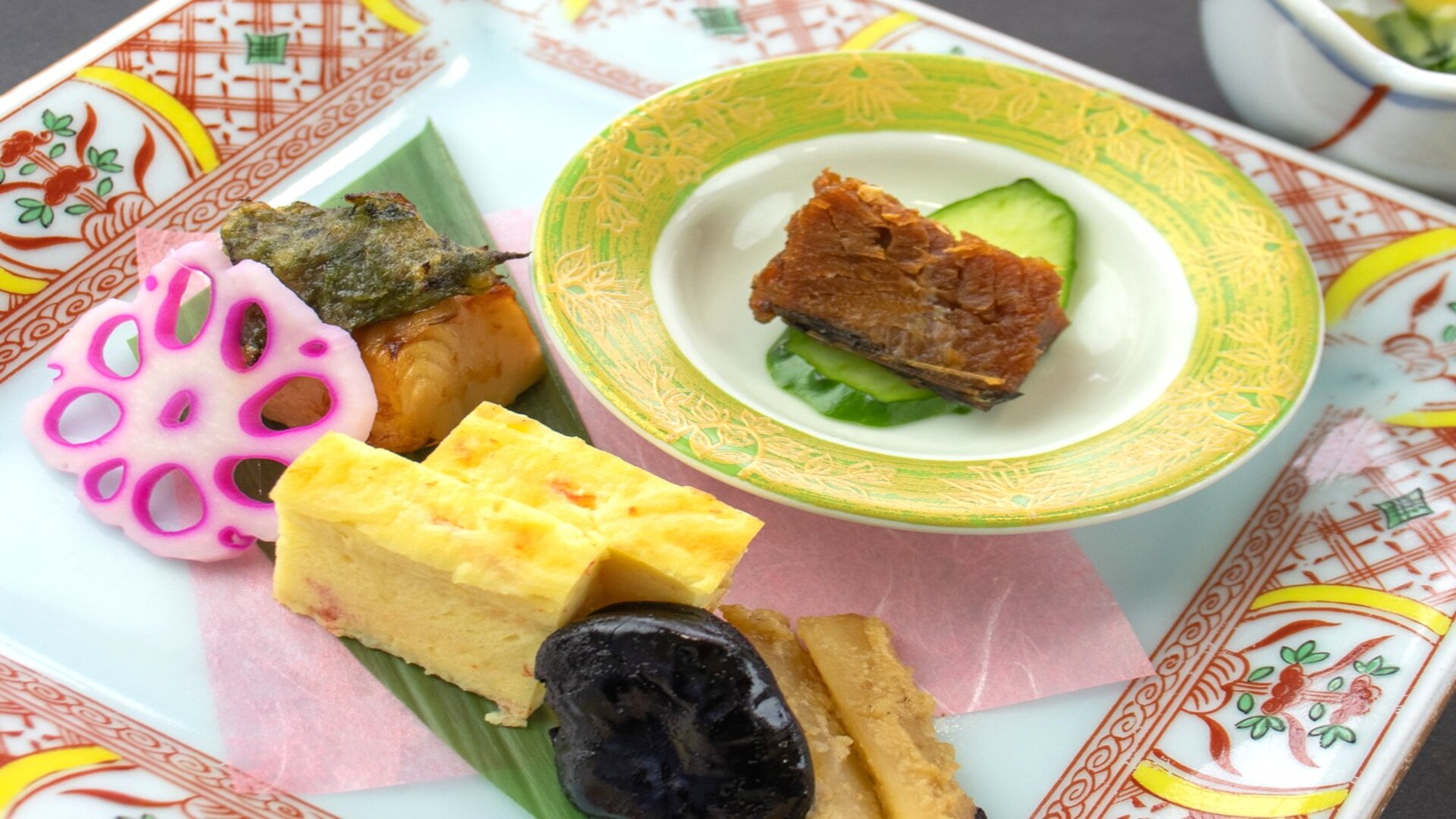ふっくらと焼き上げた鰈の蕗味噌焼き- 蟹の旨みを閉じ込めた蟹ふくさ焼き- 会津の冬を思わせる滋味深い棒鱈煮など、季節と土地の恵みを丁寧に盛り込みました。