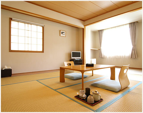 Kamar bergaya Jepang (dengan bathtub dan toilet)