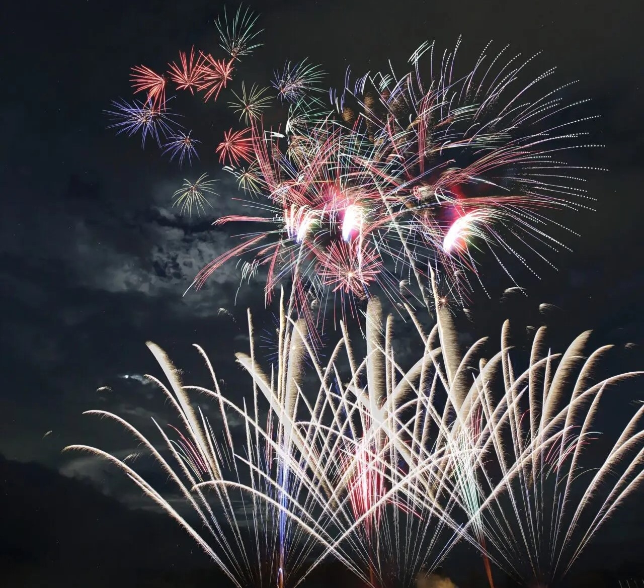 【8月16日いなわしろ花火大会】夜空を彩る打ち上げ花火を客室から眺める☆遅めのビュッフェプラン