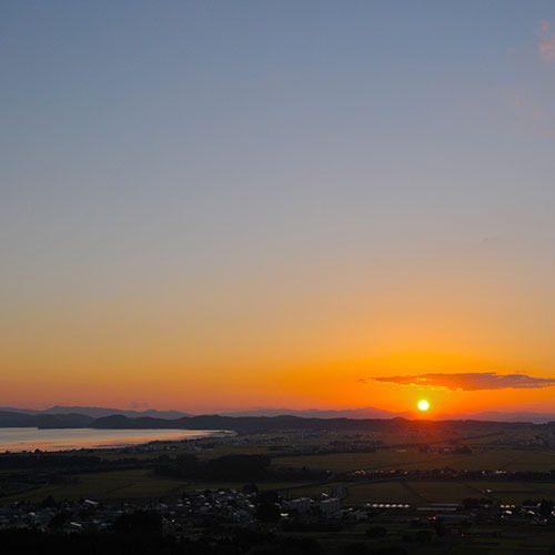 Lake Inawashiro and the setting sun seen from the guest room