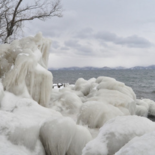 猪苗代湖の冬の風物詩しぶき氷