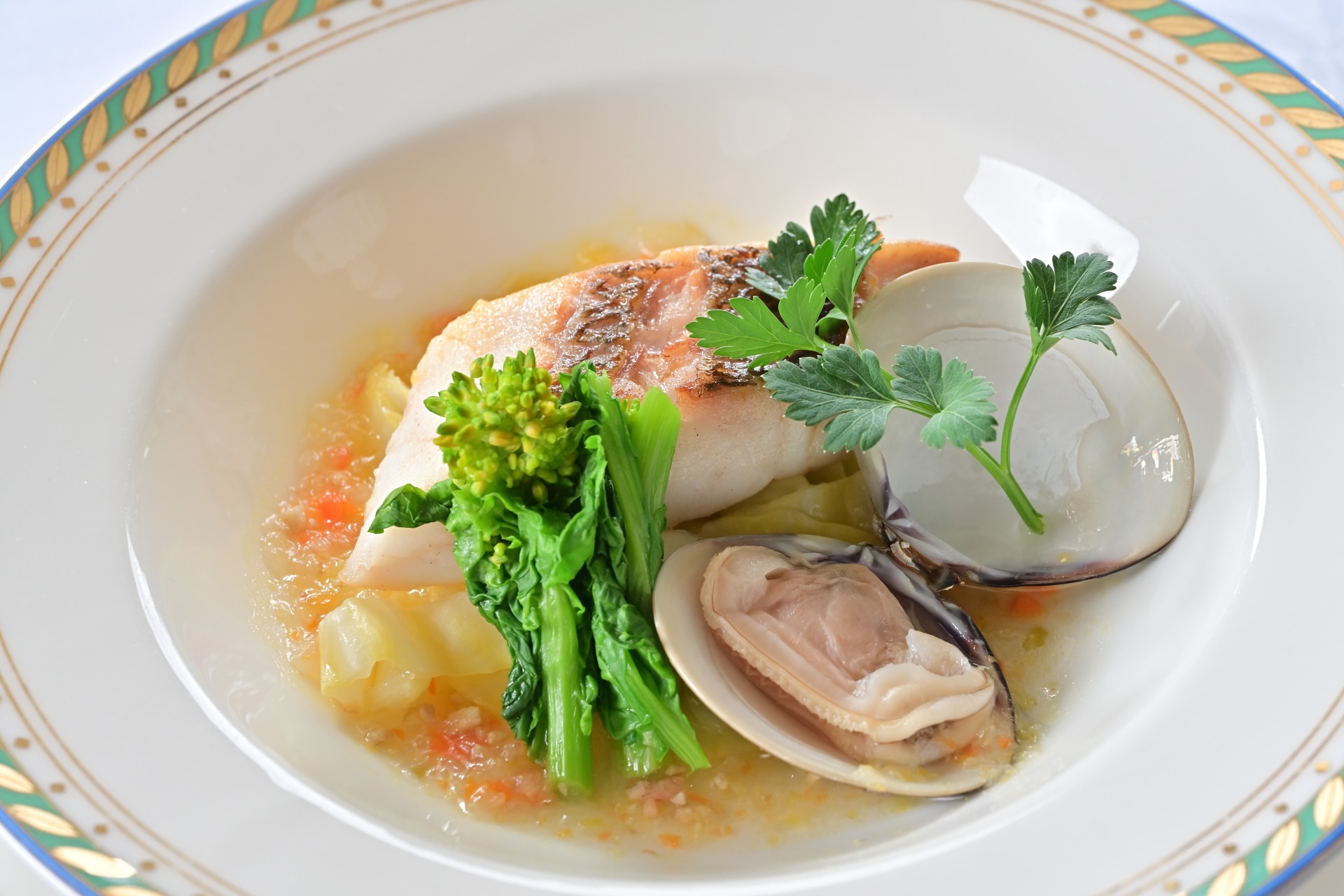 真鯛とハマグリ、春キャベツのナージュ仕立て