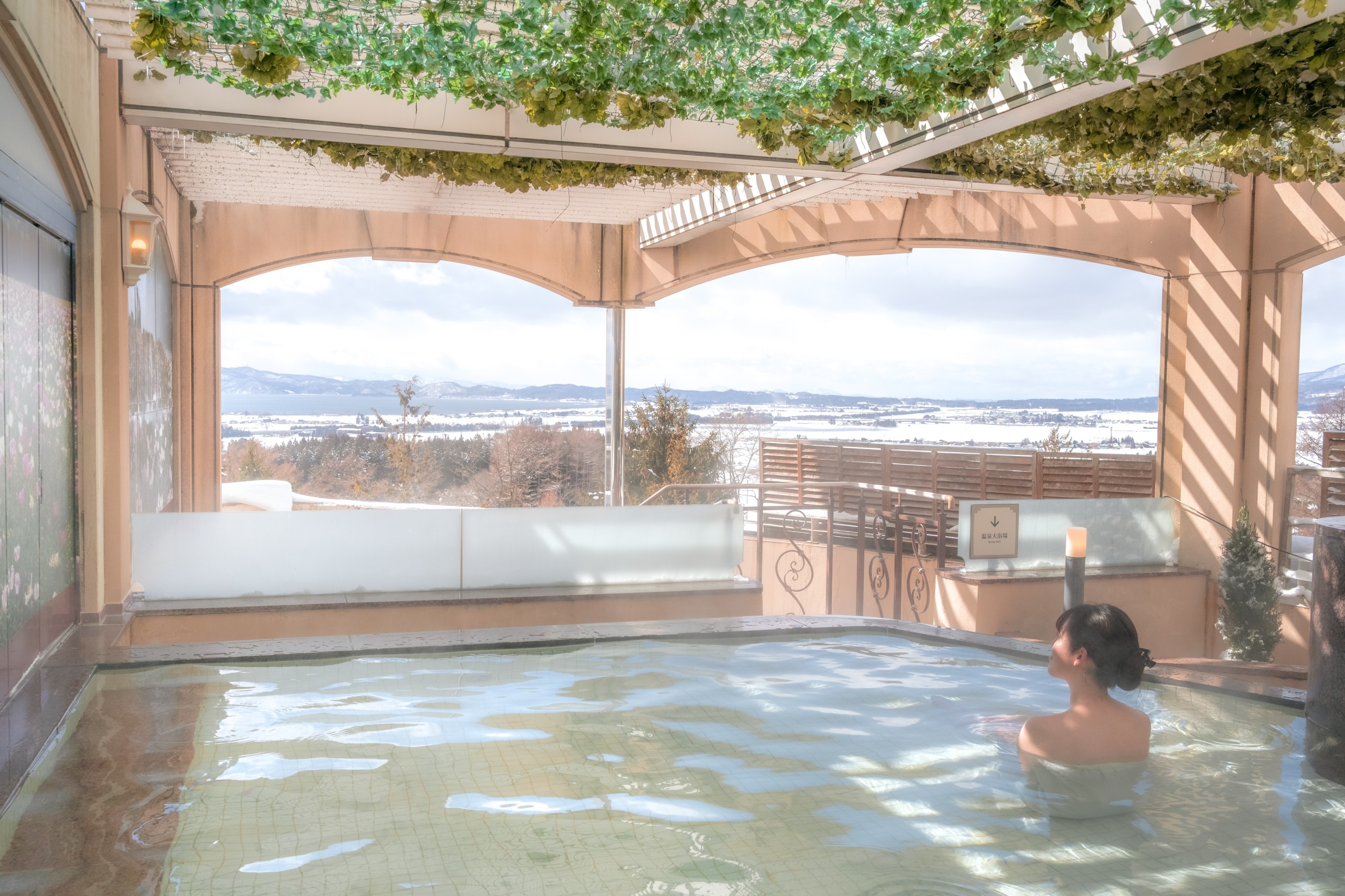 女性露天風呂「湖眺望の湯」からの景色