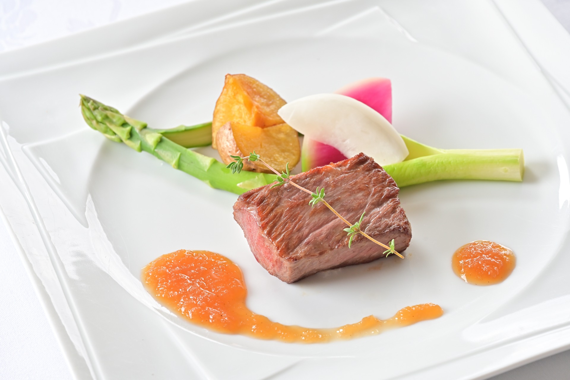 福島県産和牛ロース肉のステーキと季節の野菜